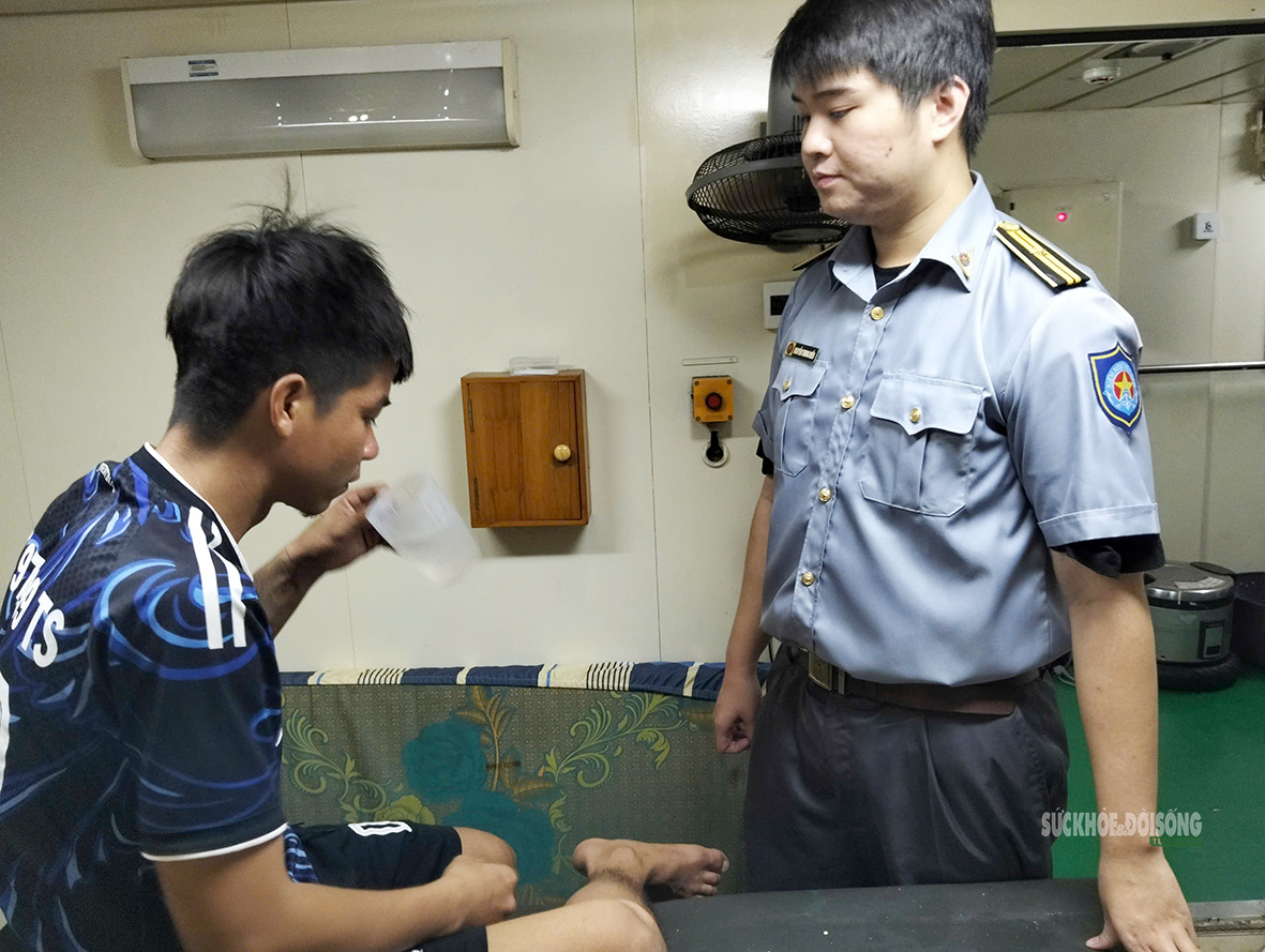Quân y Kiểm ngư kịp thời hỗ trợ ngư dân gặp nạn trên biển - Ảnh 2.