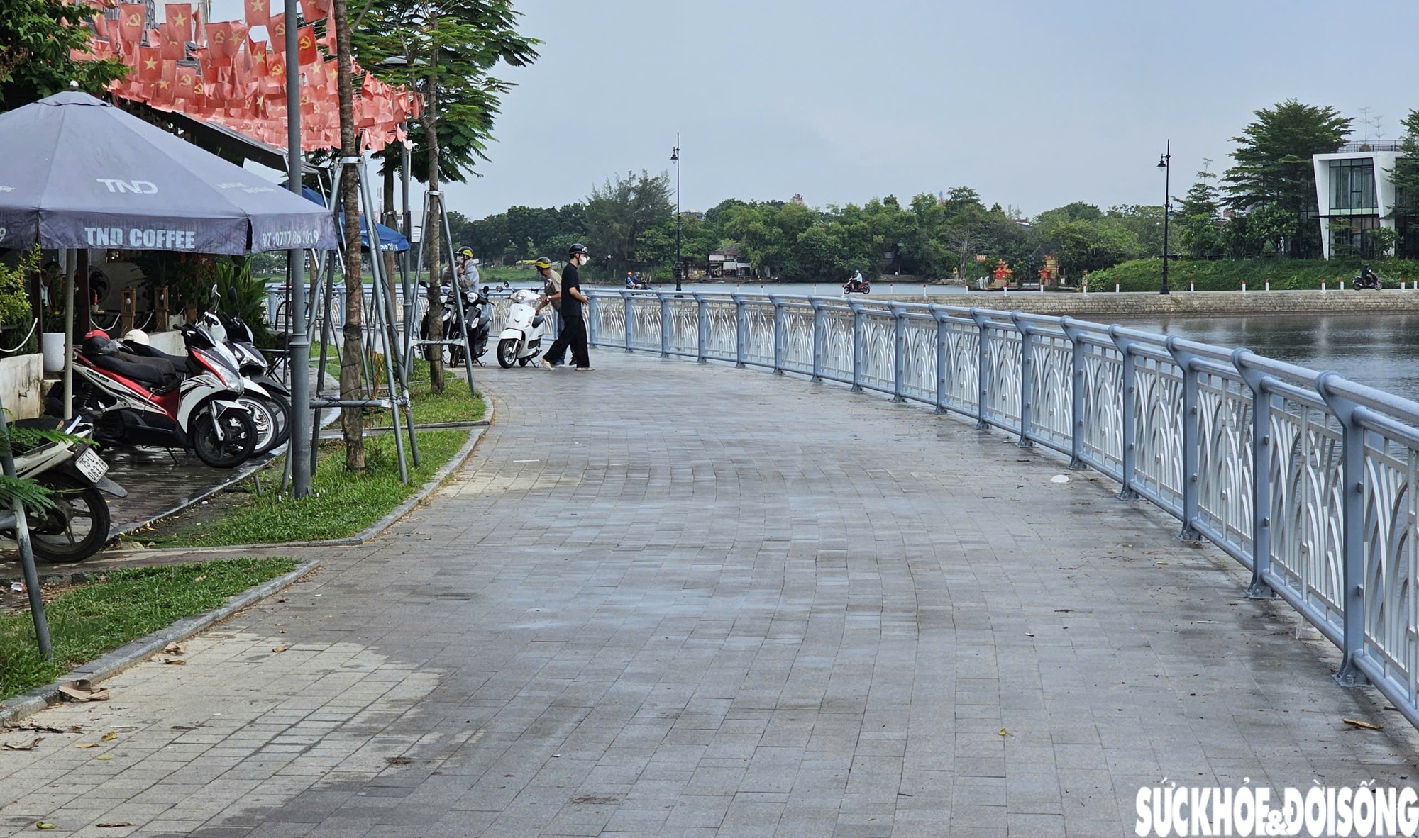 Mặc biển cấm, xe máy vẫn chạy vào đường đi bộ vừa hoàn thành ở Huế- Ảnh 4.