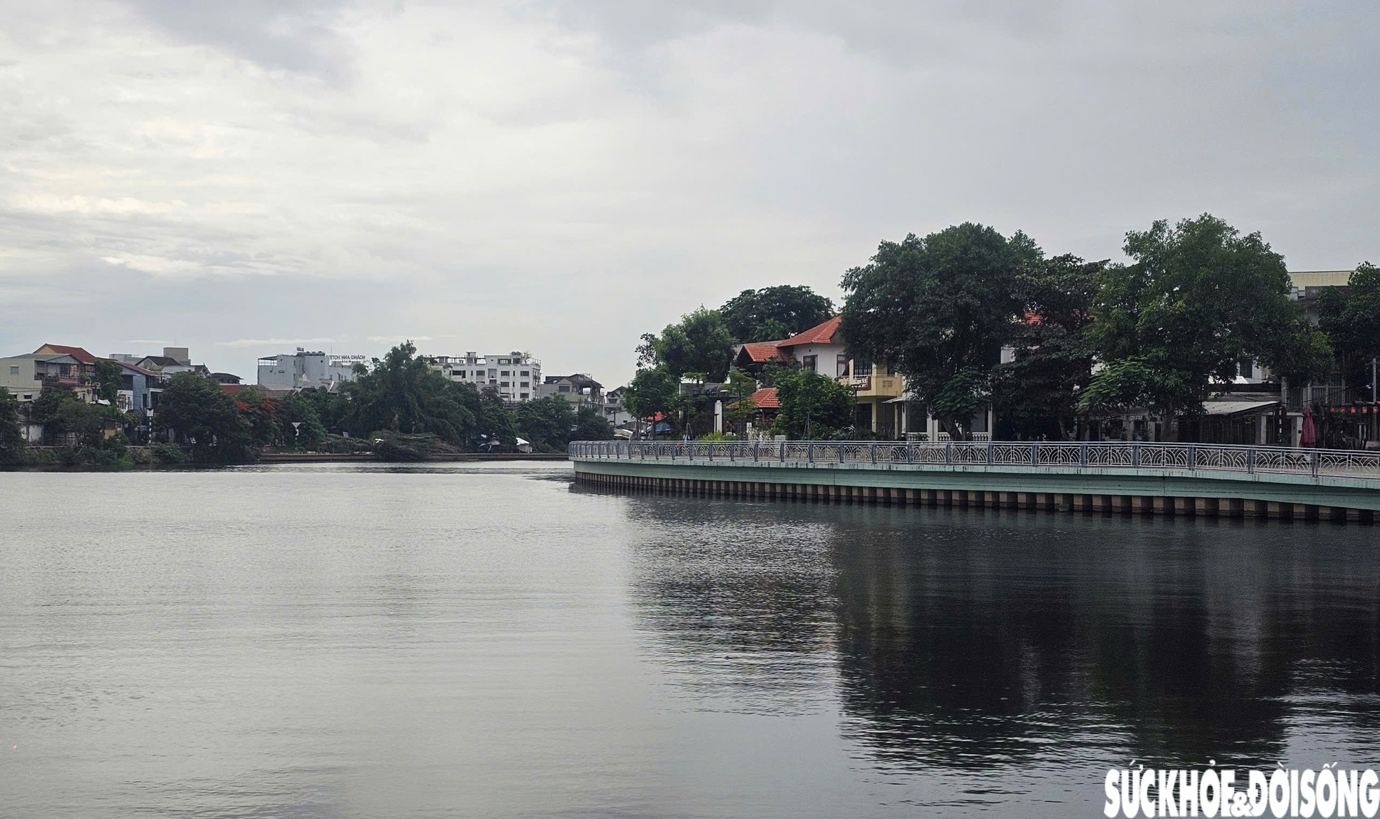 Mặc biển cấm, xe máy vẫn chạy vào đường đi bộ vừa hoàn thành ở Huế- Ảnh 10.