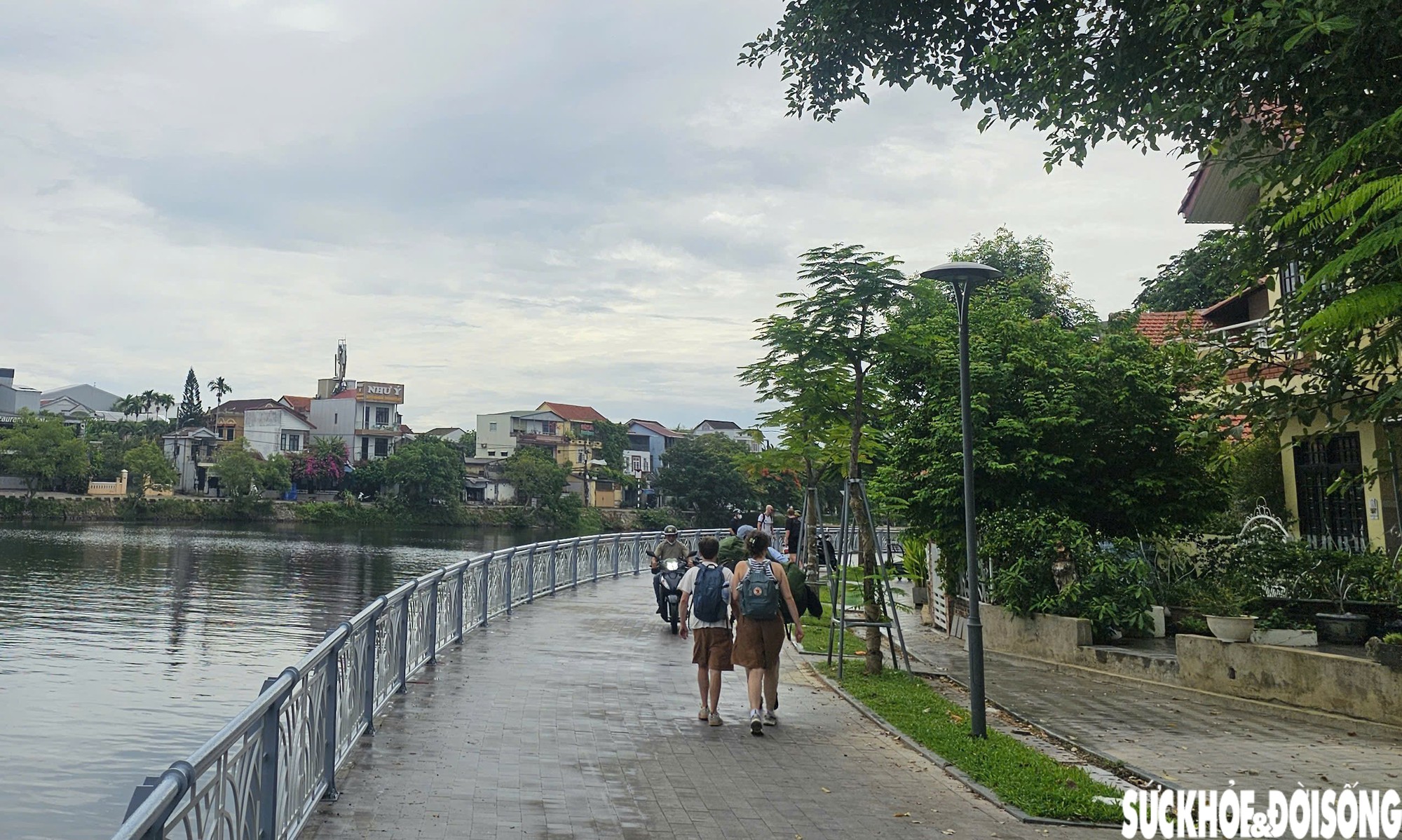 Mặc biển cấm, xe máy vẫn chạy vào đường đi bộ vừa hoàn thành ở Huế- Ảnh 3.