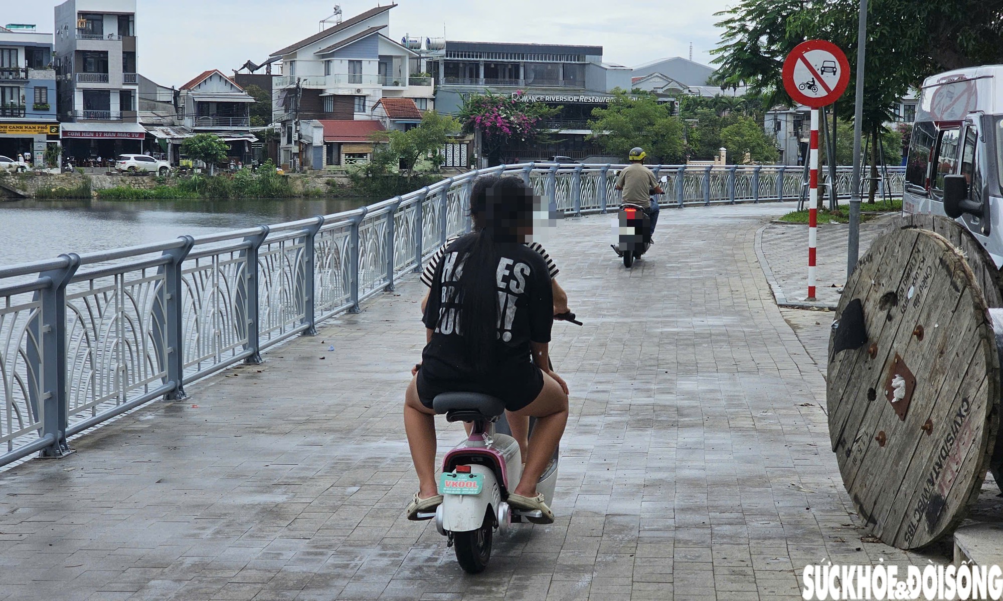 Mặc biển cấm, xe máy vẫn chạy vào đường đi bộ vừa hoàn thành ở Huế- Ảnh 5.