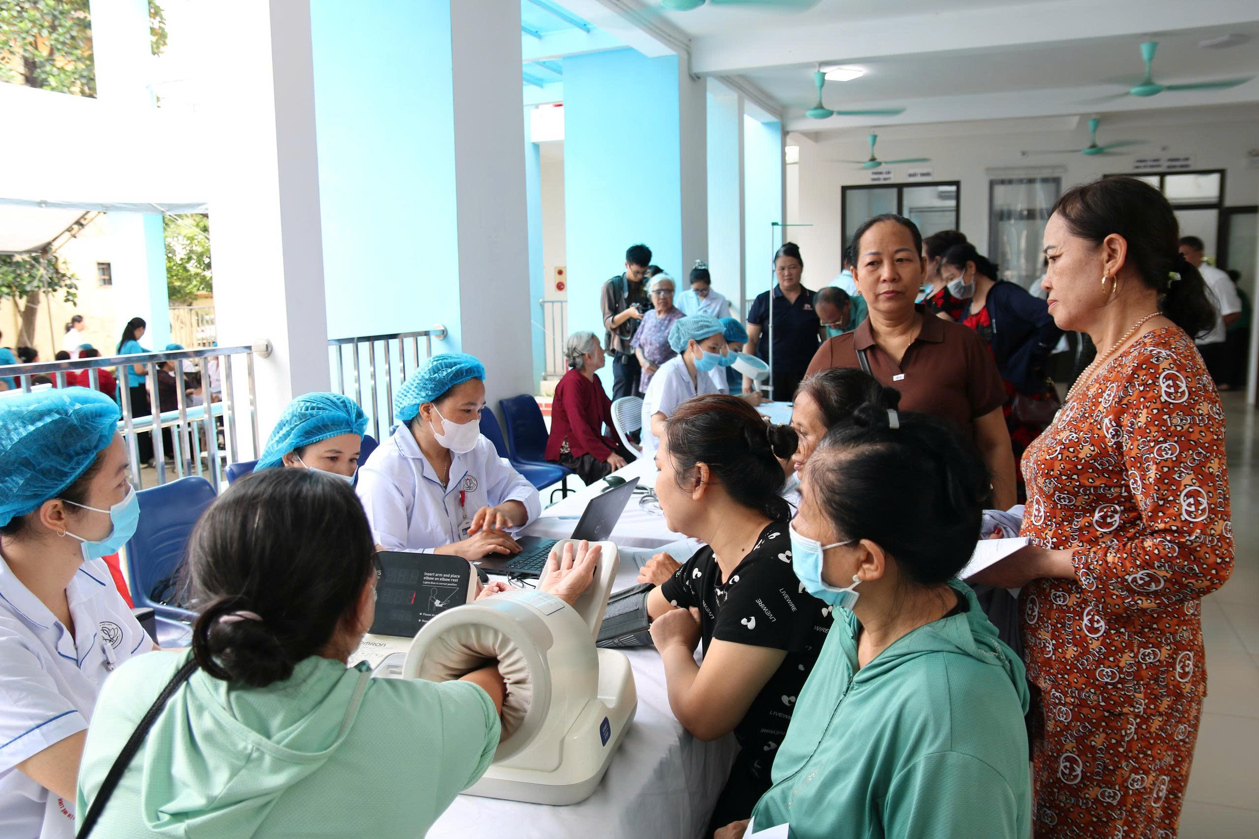 Hà Nội làm chủ kỹ thuật cao, người dân hưởng y tế chuyên sâu ngay cơ sở - Ảnh 2.
