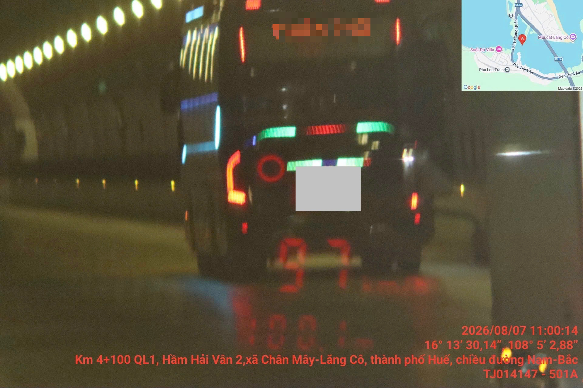 CSGT Huế siết kiểm soát tốc độ, phát hiện xe khách chạy 104 km/h qua hầm Hải Vân- Ảnh 2.