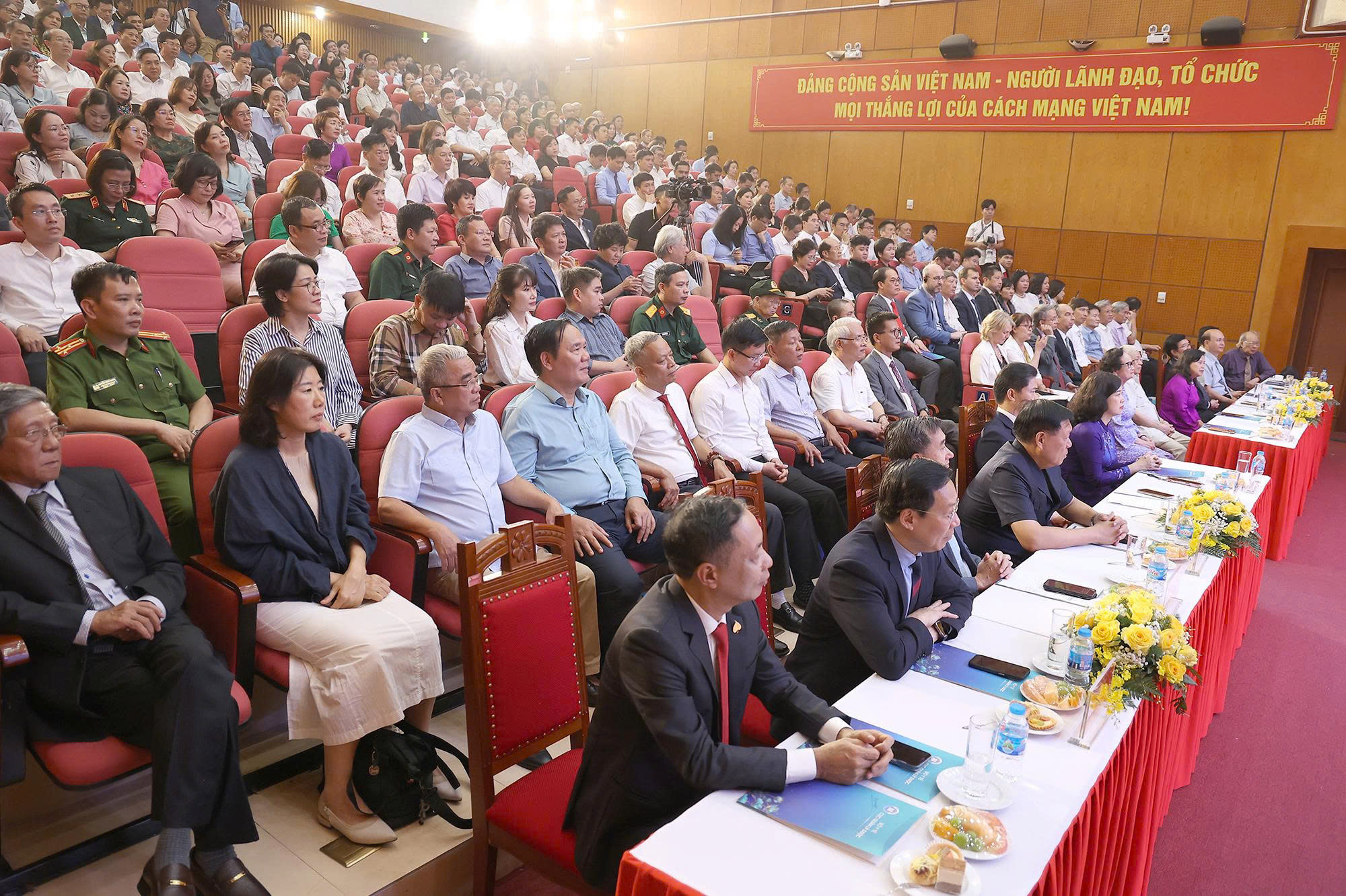 Bộ trưởng Đào Hồng Lan: Tiếp tục hoàn thiện thể chế, phát triển ngành dược ngang tầm khu vực- Ảnh 3.
