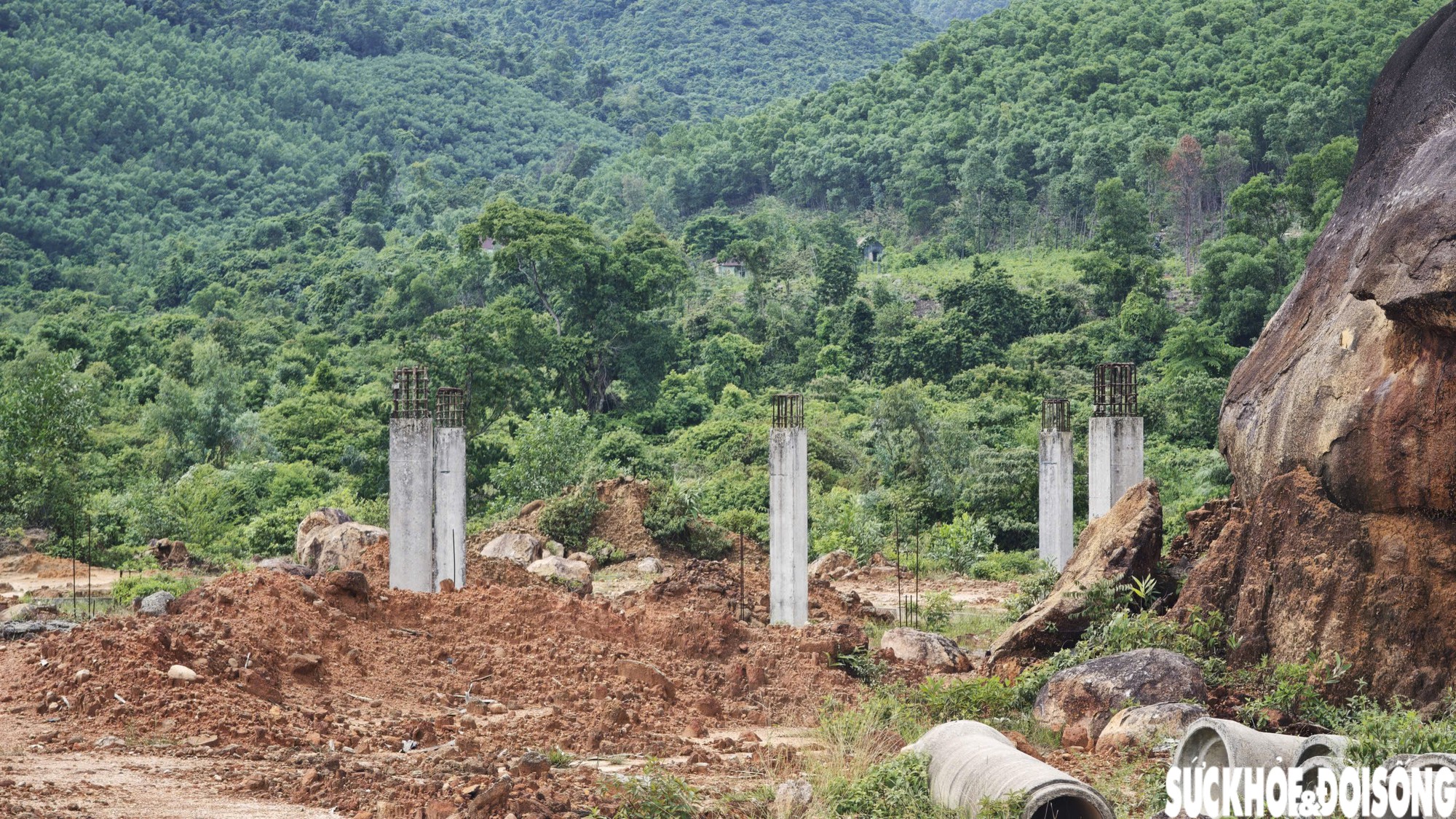 Dòng suối dưới chân Bạch Mã ngổn ngang vì dự án treo đến bao giờ?- Ảnh 10.