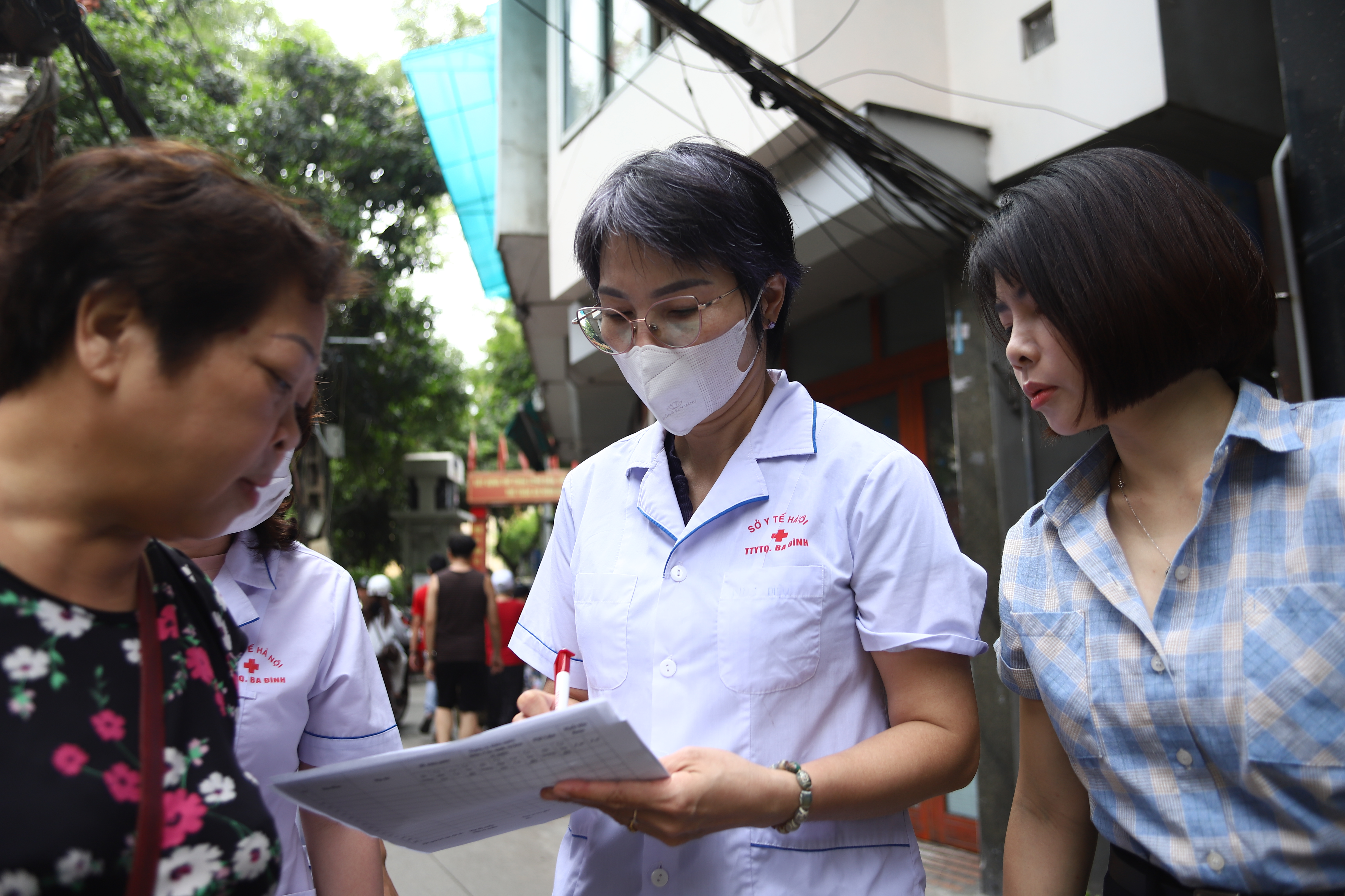 Phường Ba Đình tổ chức 3 đoàn giám sát vệ sinh môi trường khu vực gần ổ dịch sốt xuất huyết- Ảnh 4.
