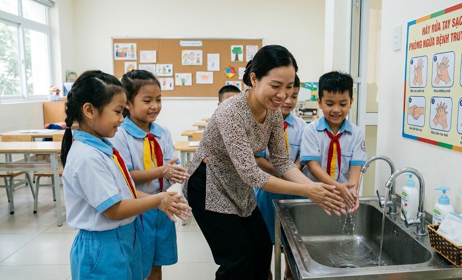 Bệnh truyền nhiễm nào dễ bùng phát trong trường học? - Ảnh 2.