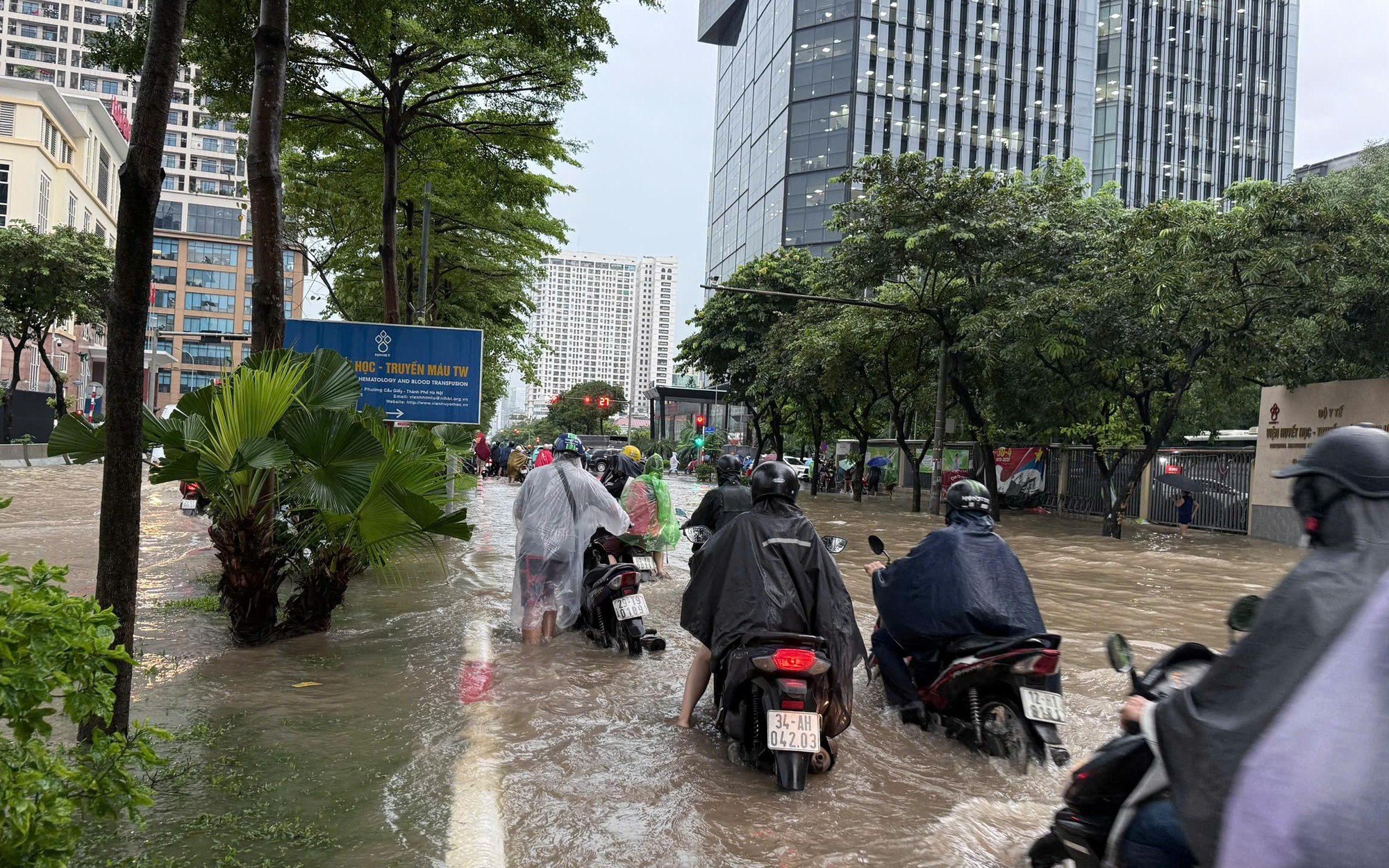 Cơn Nắng Nóng Khó Chịu Tràn Ngập Miền Bắc, Ghi Nhận Nhiệt Độ Gần 40 Độ C