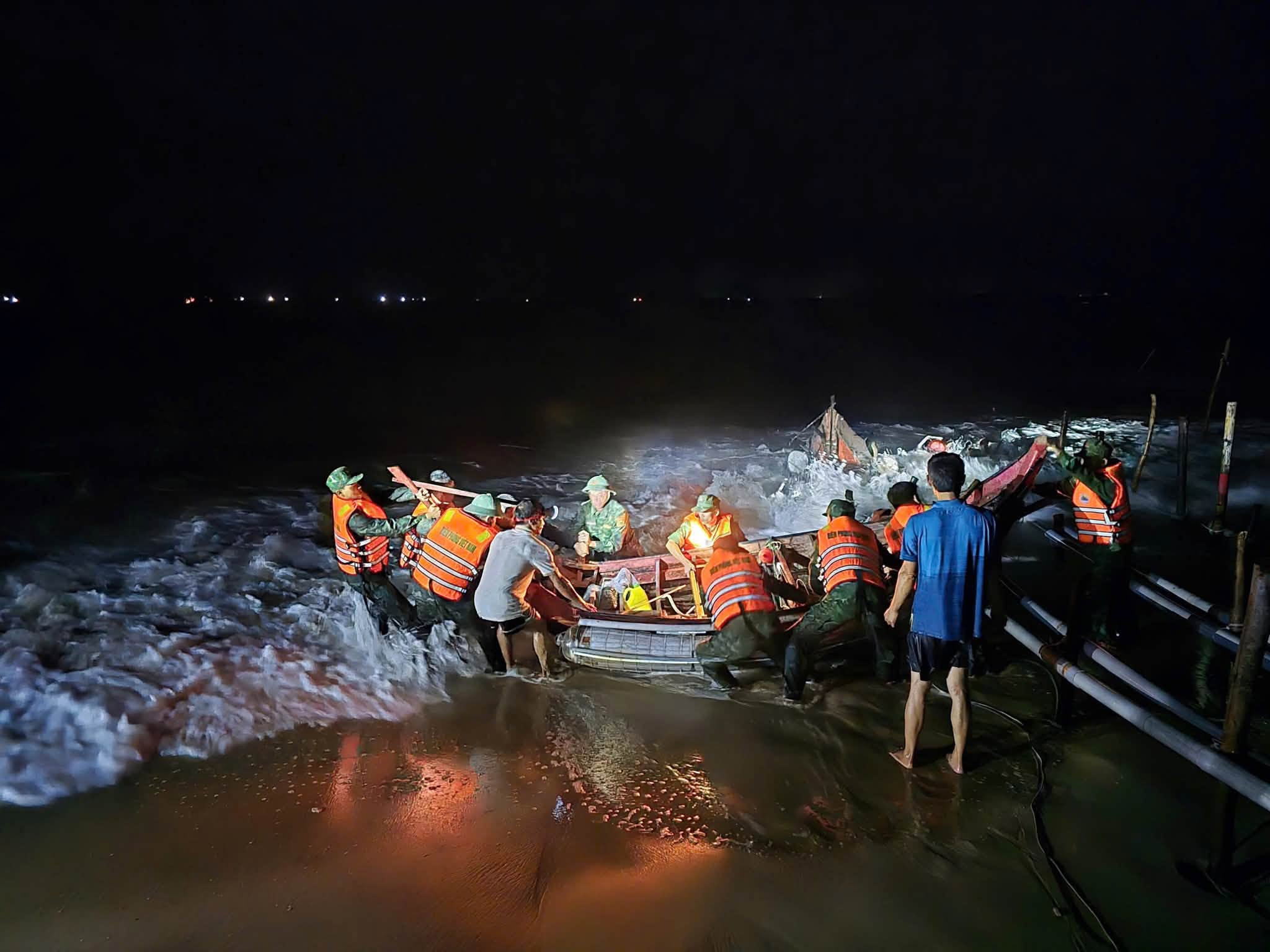 Sóng lớn làm chìm, cuốn trôi thuyền đánh cá của ngư dân- Ảnh 2.