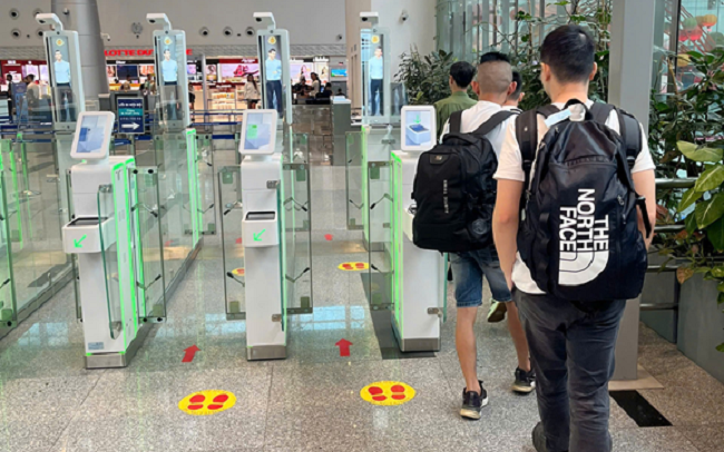 Không khai báo tạm trú, 11 người nước ngoài bị trục xuất, phạt gần 300 triệu - Ảnh 2.