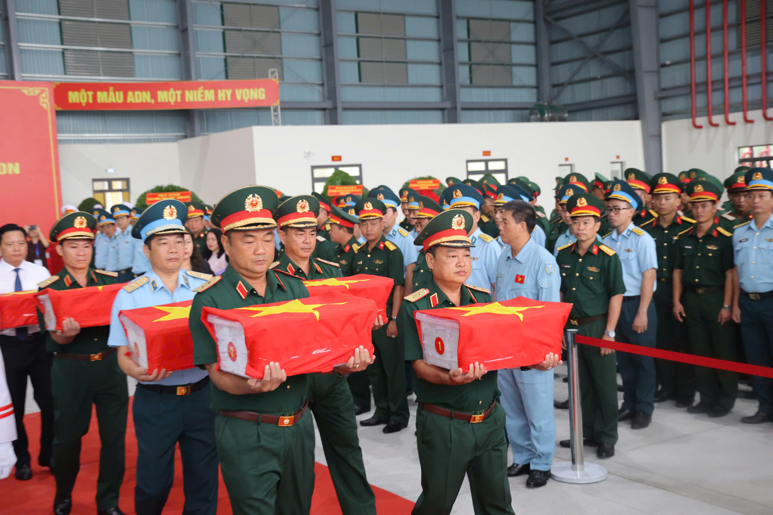 Gallery - Chuyển hơn 13.500 mẫu hài cốt liệt sĩ từ TPHCM ra Hà Nội giám định ADN