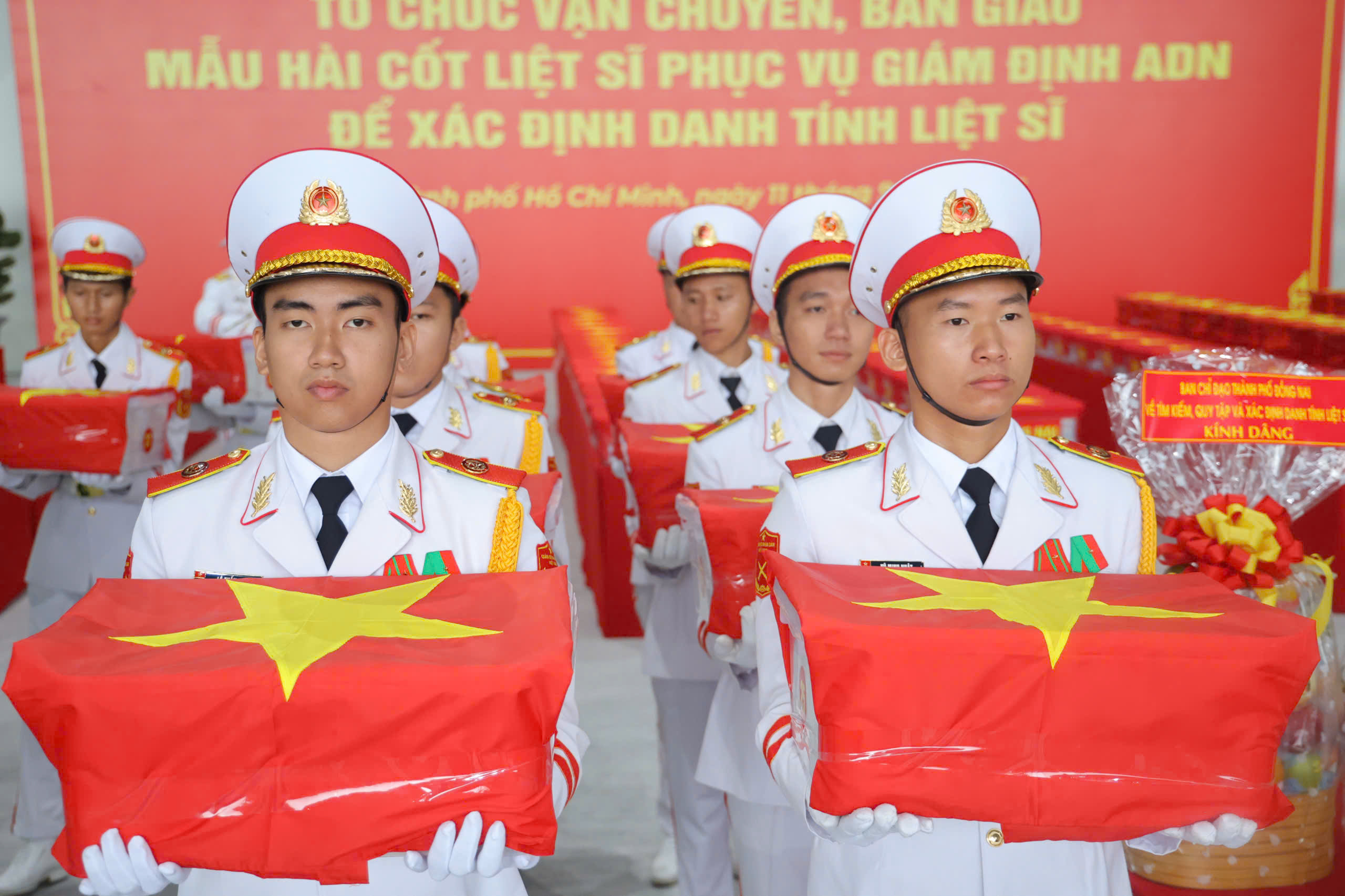 Gallery - Chuyển hơn 13.500 mẫu hài cốt liệt sĩ từ TPHCM ra Hà Nội giám định ADN - image 1