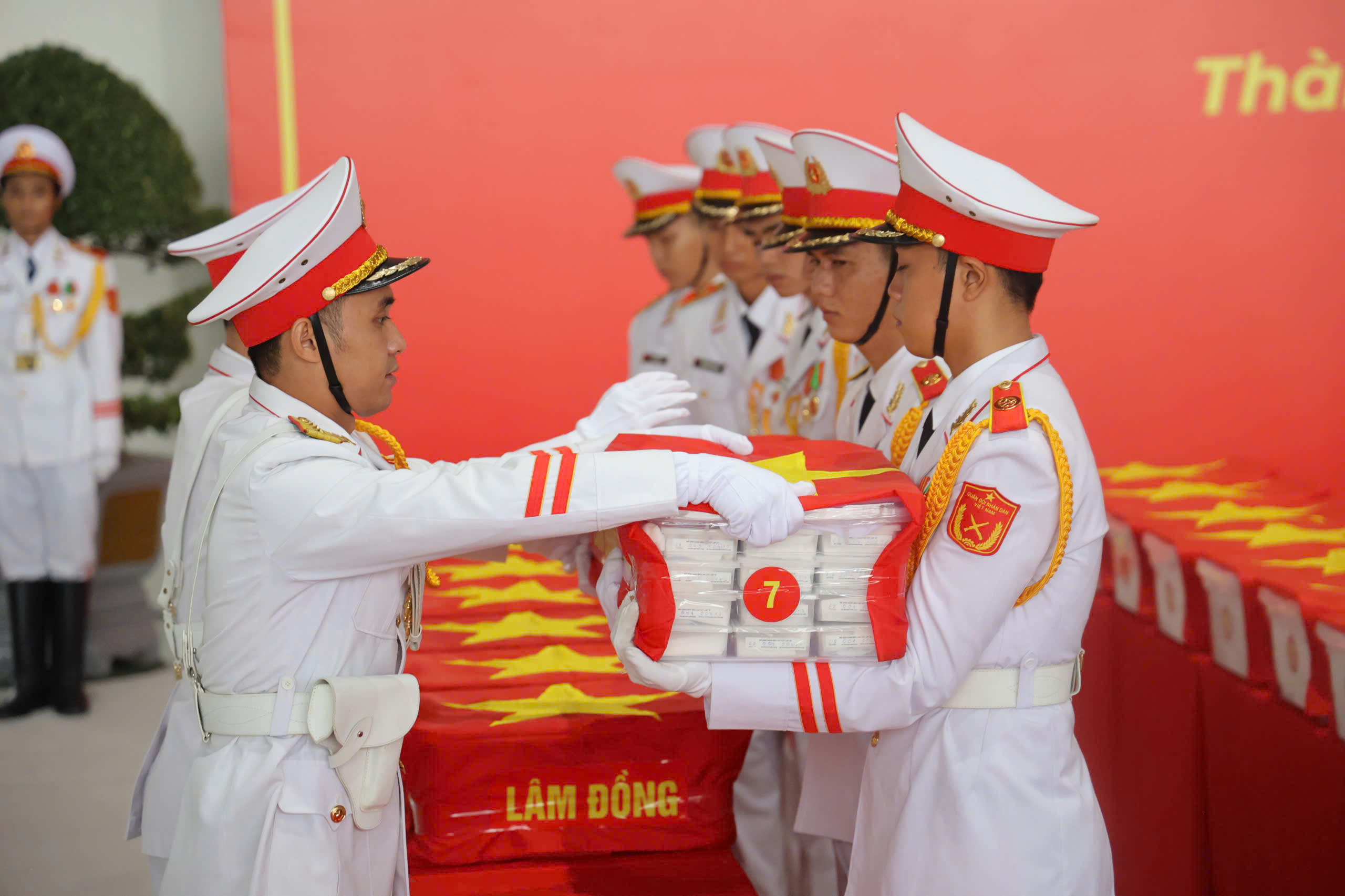 Gallery - Chuyển hơn 13.500 mẫu hài cốt liệt sĩ từ TPHCM ra Hà Nội giám định ADN - image 2