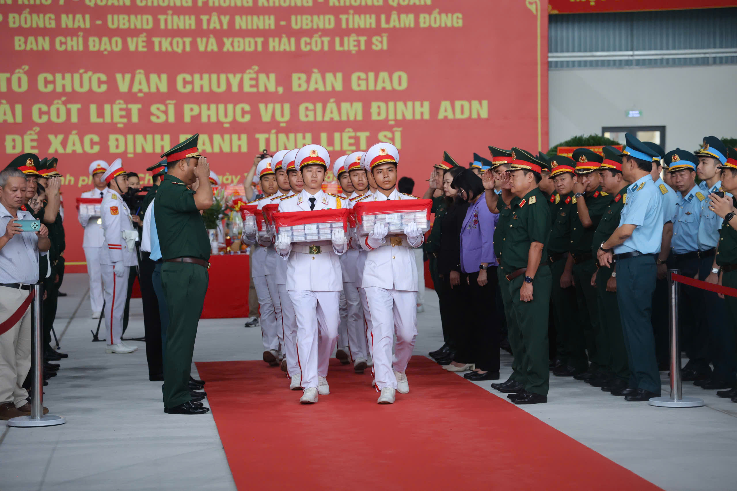Gallery - Chuyển hơn 13.500 mẫu hài cốt liệt sĩ từ TPHCM ra Hà Nội giám định ADN - image 3