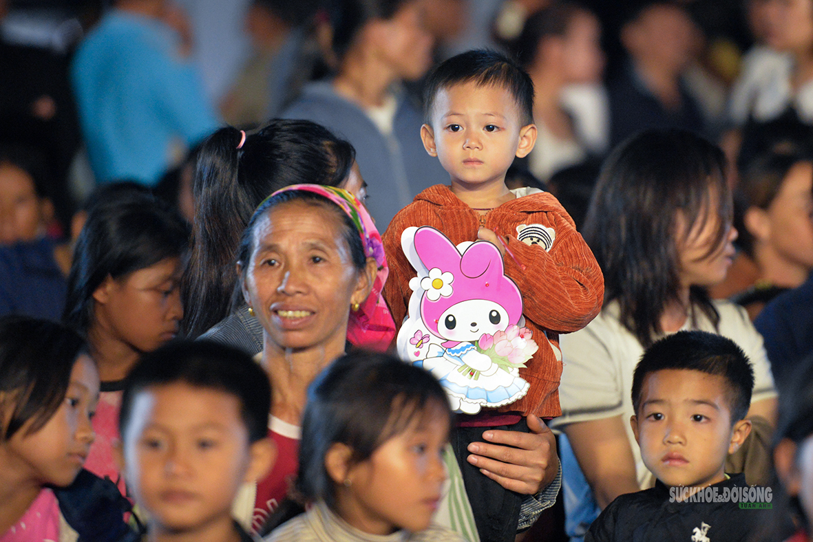 Rộn ràng đêm hội 'Trăng thu biên cương' ở Na Ngoi- Ảnh 10.