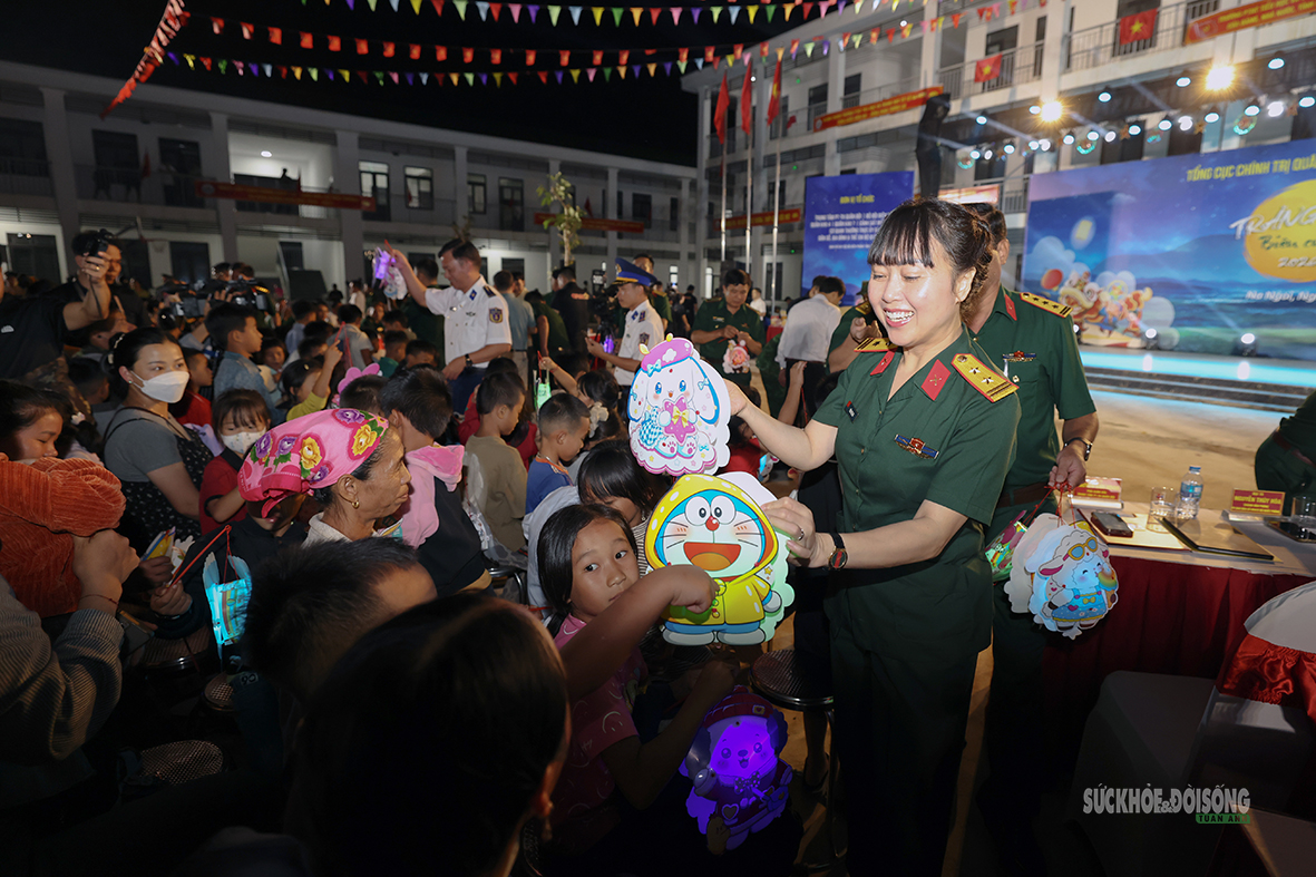 Rộn ràng đêm hội 'Trăng thu biên cương' ở Na Ngoi- Ảnh 4.