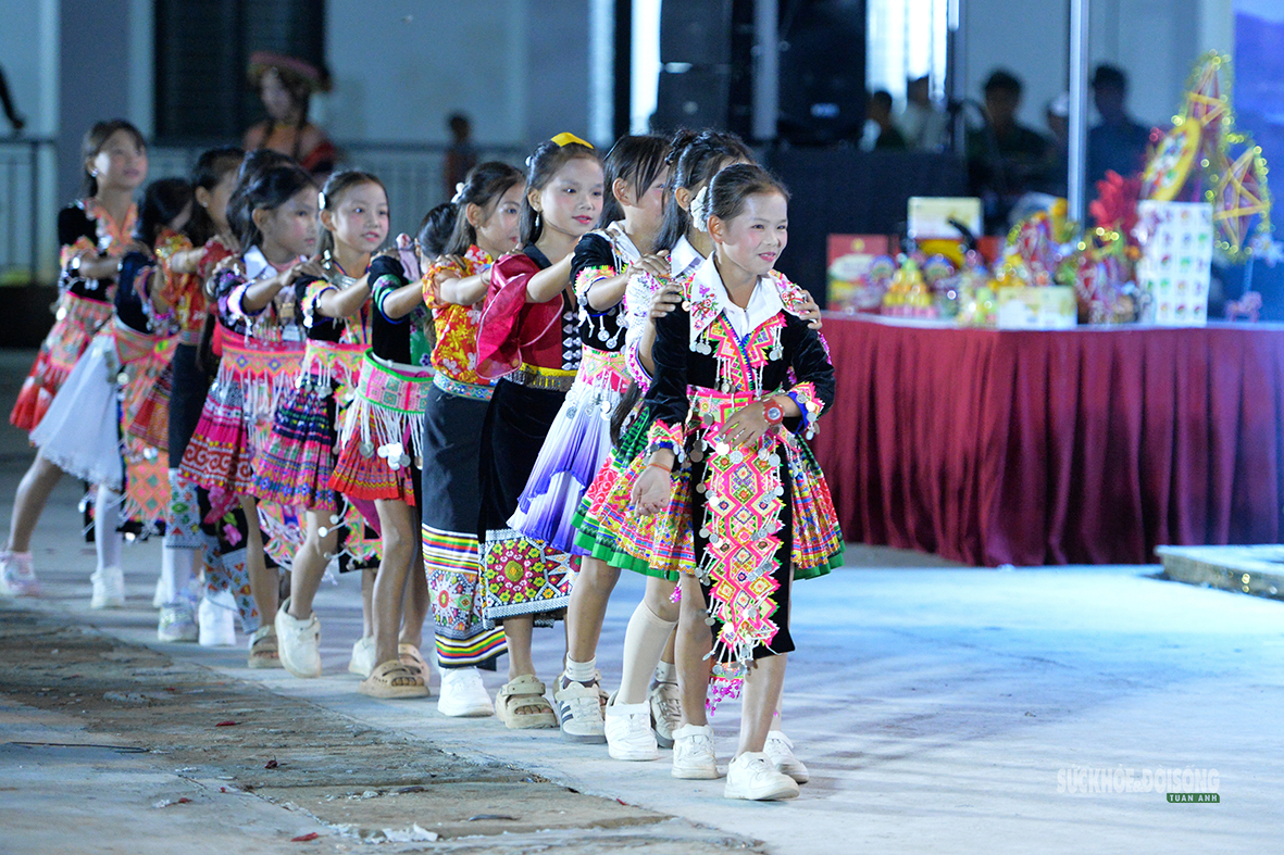 Rộn ràng đêm hội 'Trăng thu biên cương' ở Na Ngoi- Ảnh 8.