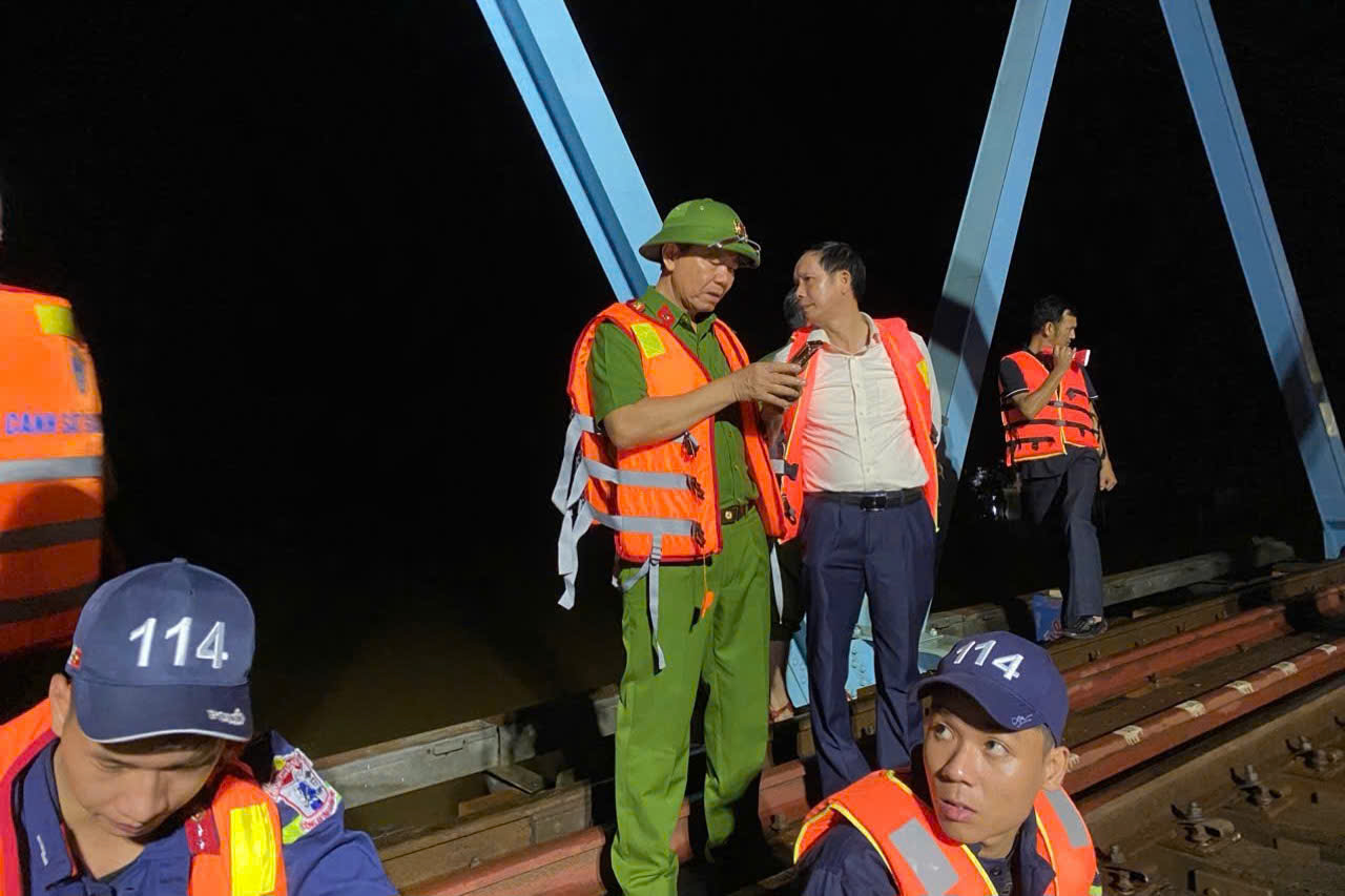 Cận cảnh giải cứu sà lan mắc kẹt cầu đường sắt giữa dòng nước lũ- Ảnh 4.