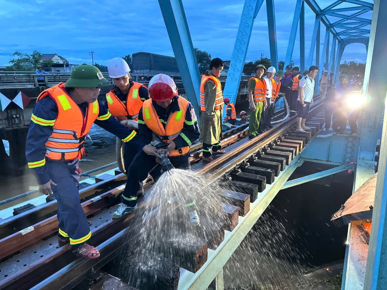Cận cảnh giải cứu sà lan mắc kẹt cầu đường sắt giữa dòng nước lũ- Ảnh 3.