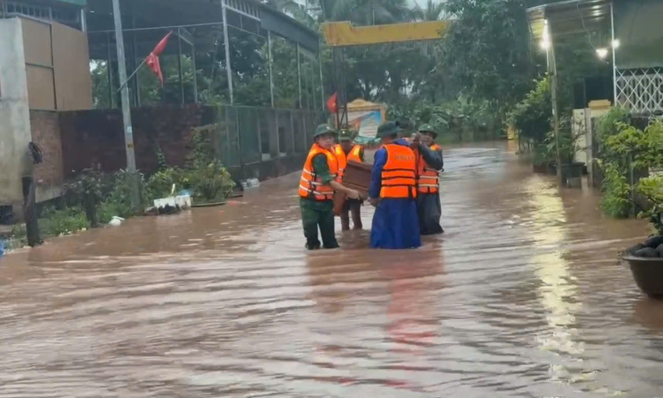 Nước sông Sê Pôn lên nhanh, người dân xã vùng biên Quảng Trị tất tả chạy lũ- Ảnh 10.