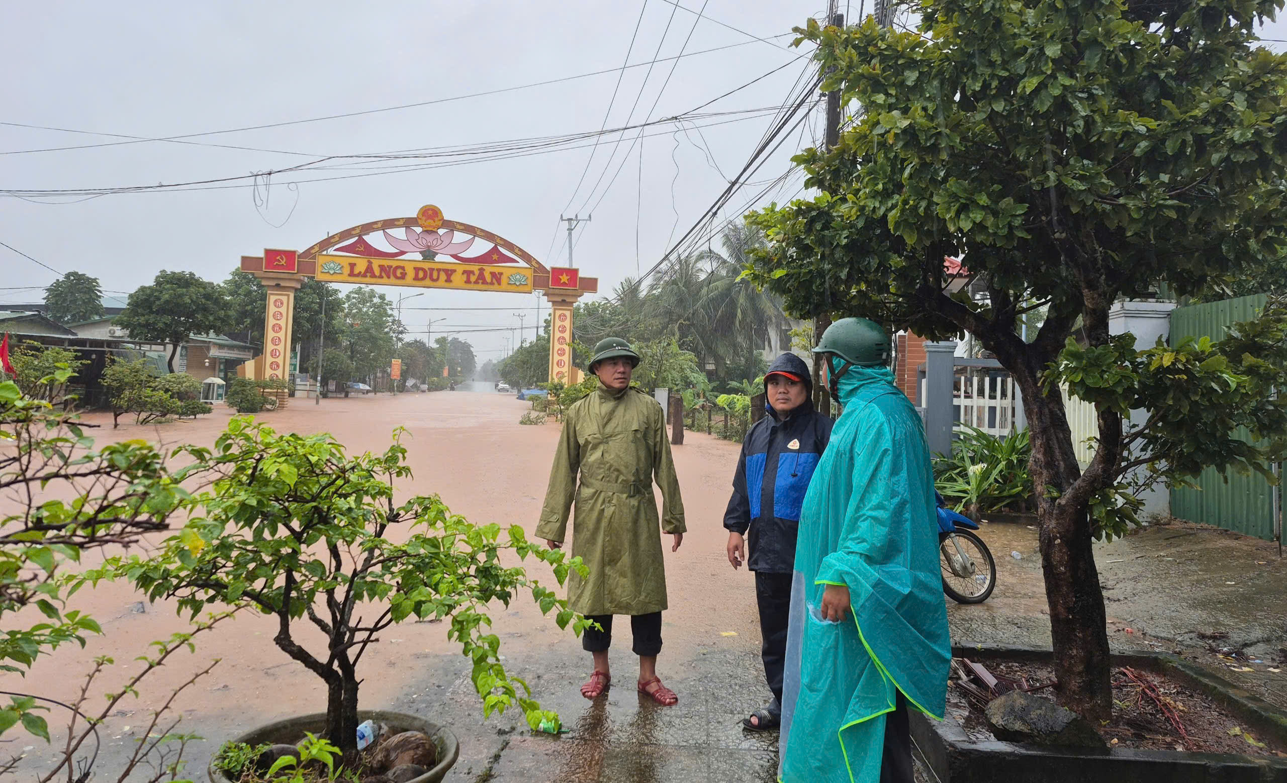 Nước sông Sê Pôn lên nhanh, người dân xã vùng biên Quảng Trị tất tả chạy lũ- Ảnh 9.