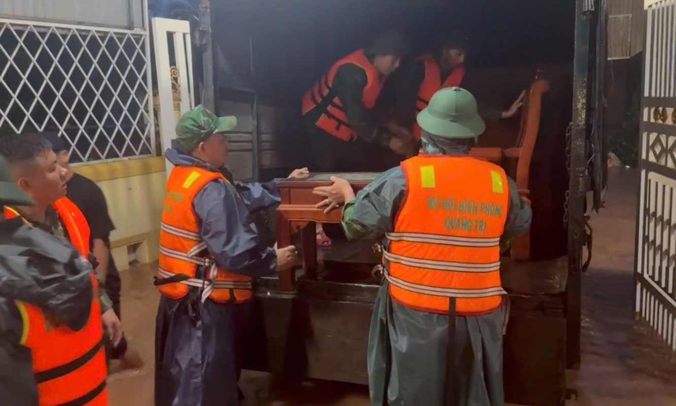Nước sông Sê Pôn lên nhanh, người dân xã vùng biên Quảng Trị tất tả chạy lũ- Ảnh 3.