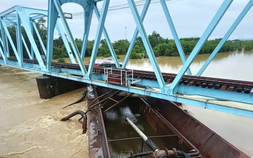 Cận cảnh giải cứu sà lan mắc kẹt cầu đường sắt giữa dòng nước lũ- Ảnh 6.