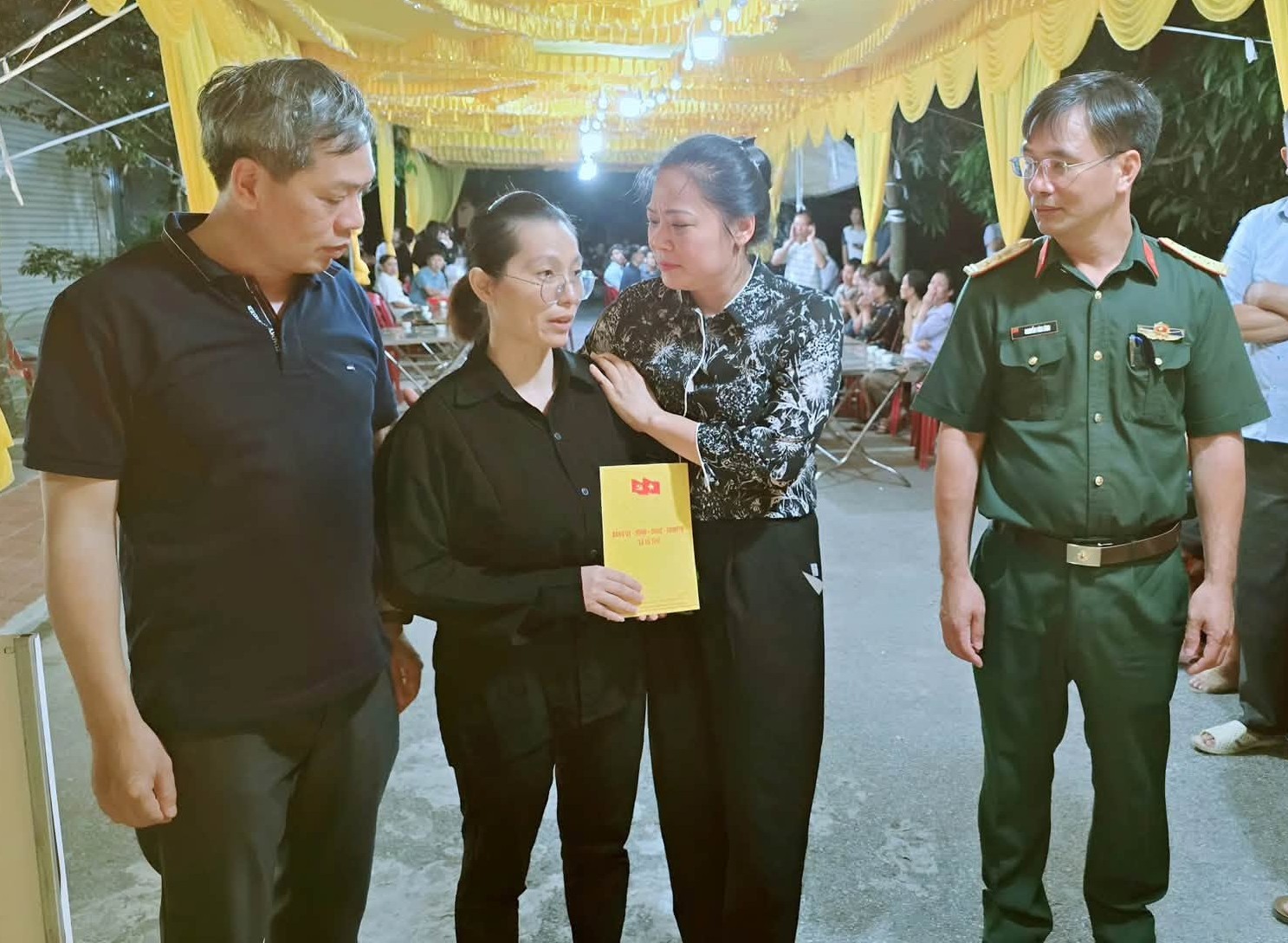 Chia sẻ nỗi đau thương với gia đình Thiếu tá cứu người đuối nước- Ảnh 2.