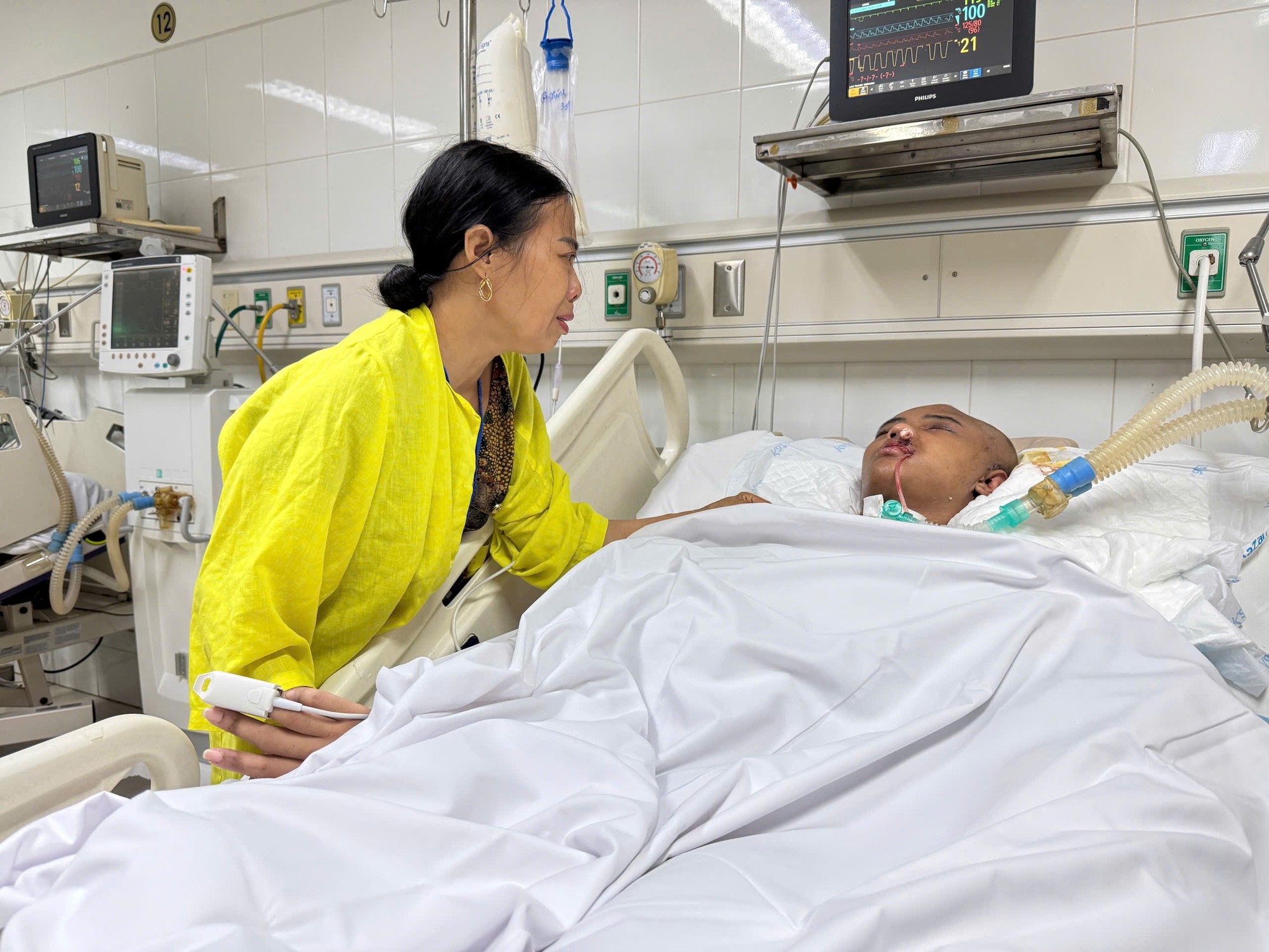 Nam thanh niên nguy kịch vì tai nạn, mẹ viêm loét giác mạc, bố phải nghỉ việc chăm con cần giúp đỡ- Ảnh 2.