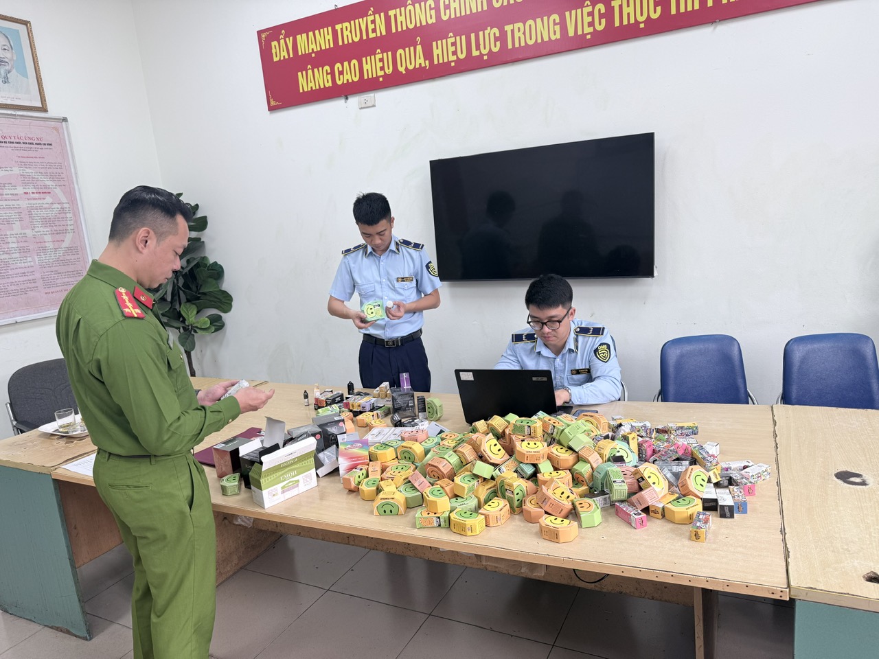 Hà Nội kiểm soát thuốc lá điện tử: 'Ẩn mình' phố cổ, bủa vây không gian mạng - Ảnh 2.