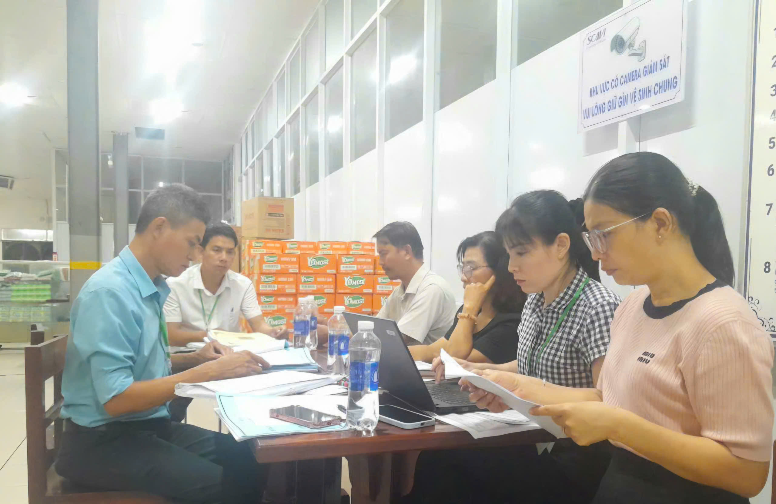 Nghi ngộ độc tại Công ty Scavi: Sở Y tế nói gì về bếp ăn tập thể?- Ảnh 2.