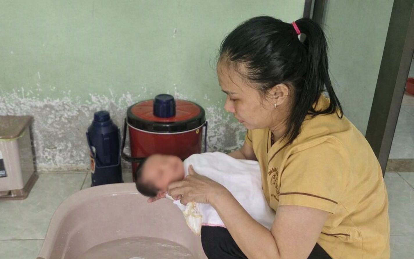 Bé trai vừa chào đời bị người thân bỏ lại bệnh viện- Ảnh 2.