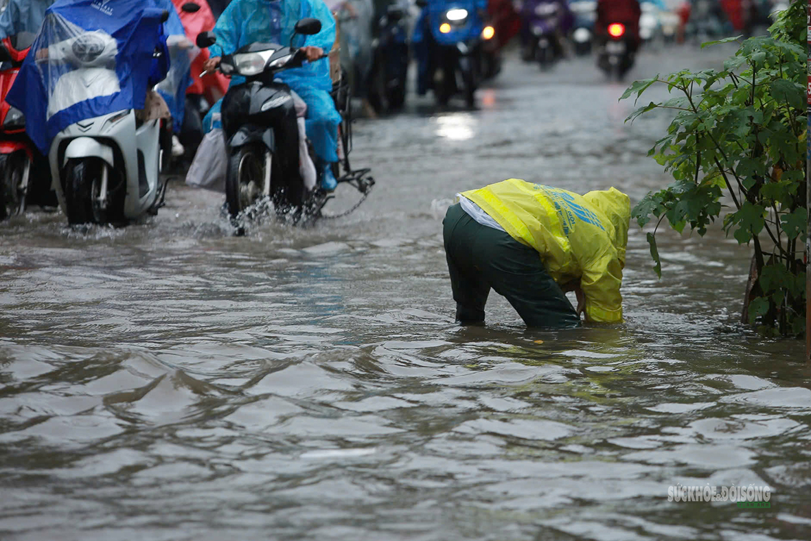 Mưa lớn kéo dài, người dân Thủ đô vượt dòng nước giữa phố - Ảnh 8.
