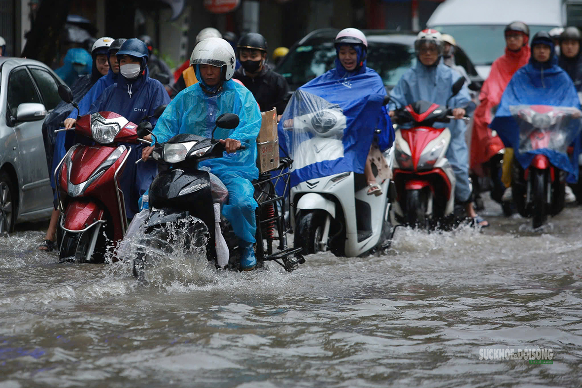 Mưa lớn kéo dài, người dân Thủ đô vượt dòng nước giữa phố - Ảnh 3.