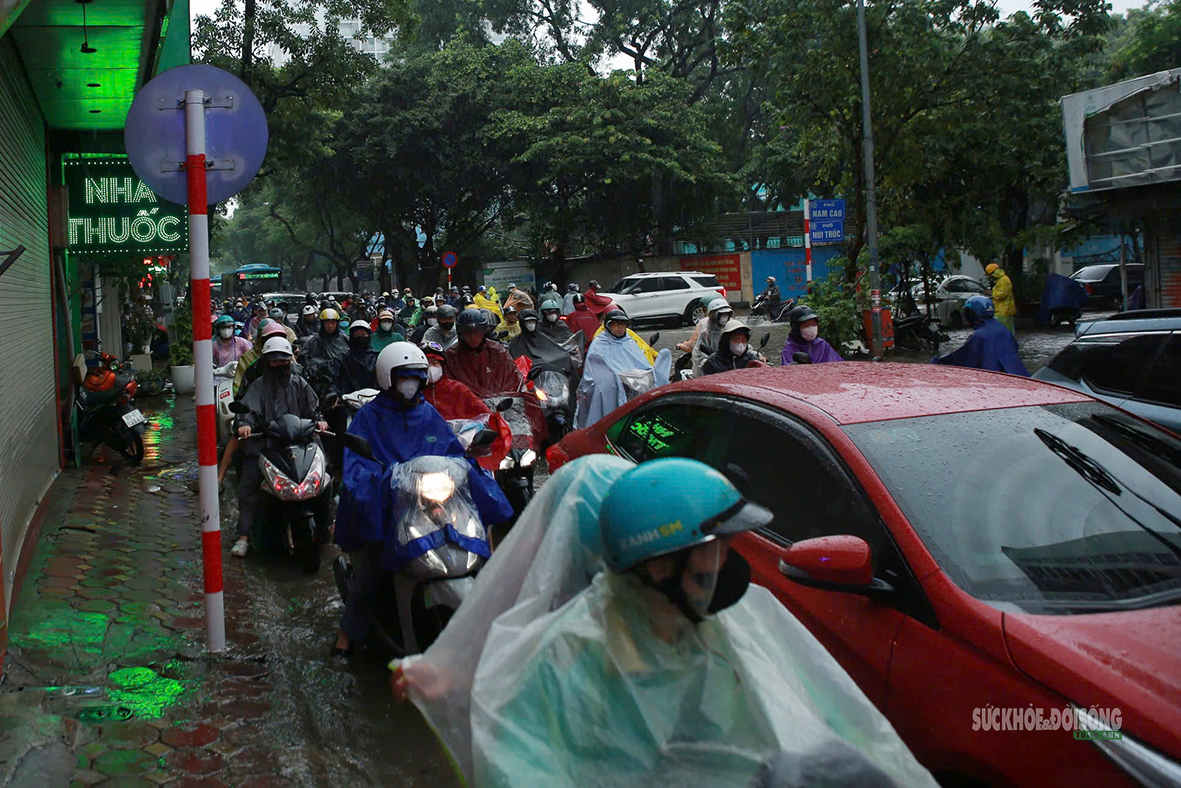 Mưa lớn kéo dài, người dân Thủ đô vượt dòng nước giữa phố - Ảnh 10.