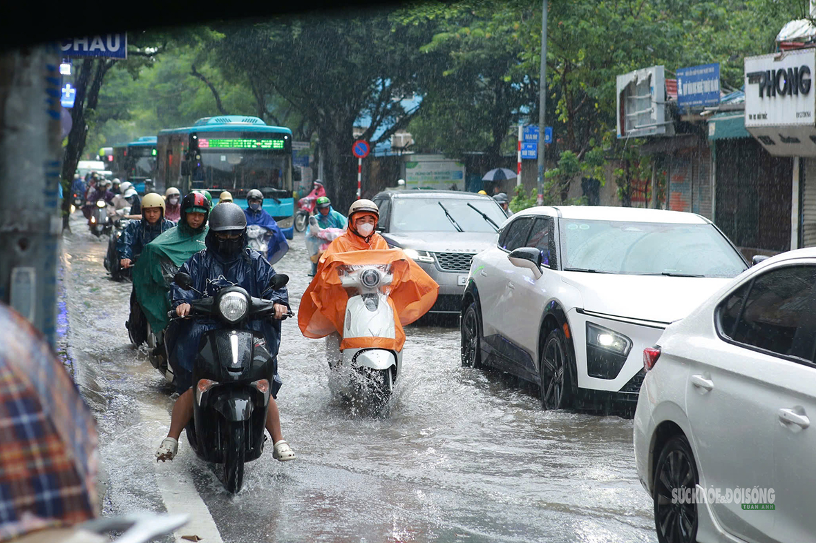 Mưa lớn kéo dài, người dân Thủ đô vượt dòng nước giữa phố - Ảnh 4.
