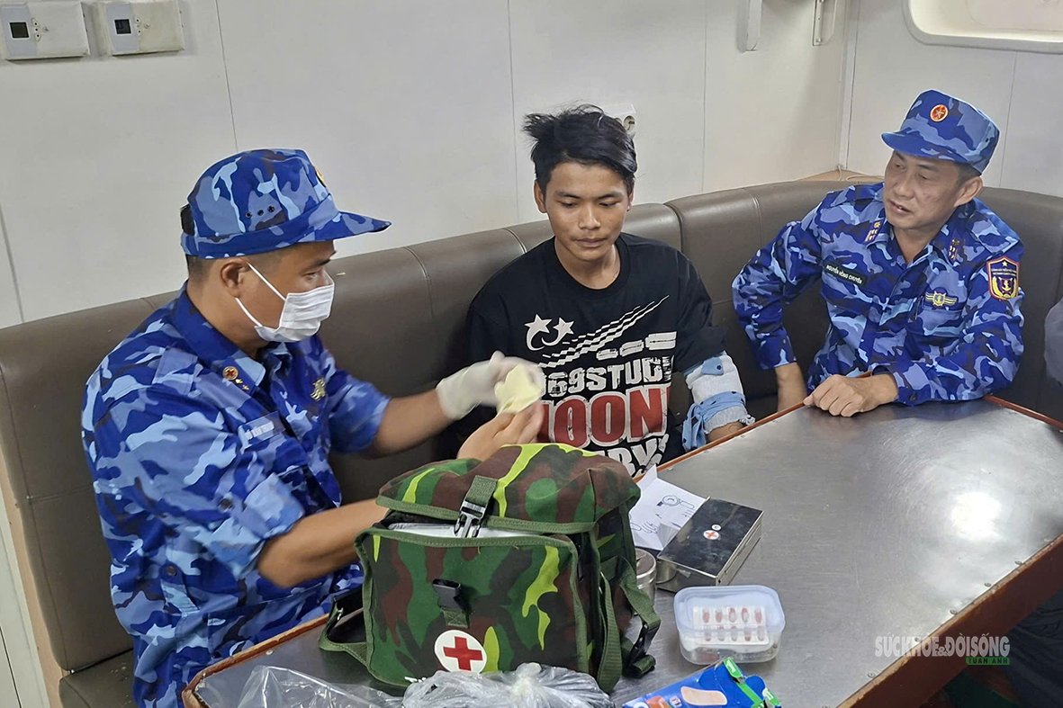 Cảnh sát biển kịp thời hỗ trợ ngư dân bị thương trên biển - Ảnh 4.