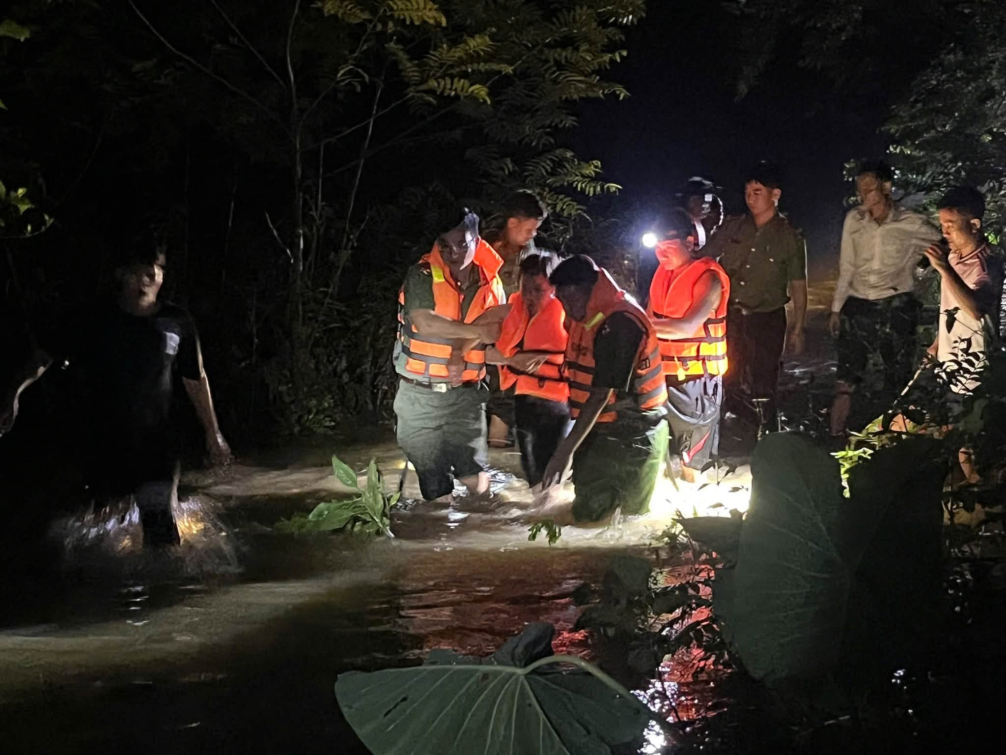 Căng dây đưa người dân vượt 3 cầu tràn ngập lũ đi cấp cứu trong đêm- Ảnh 2.