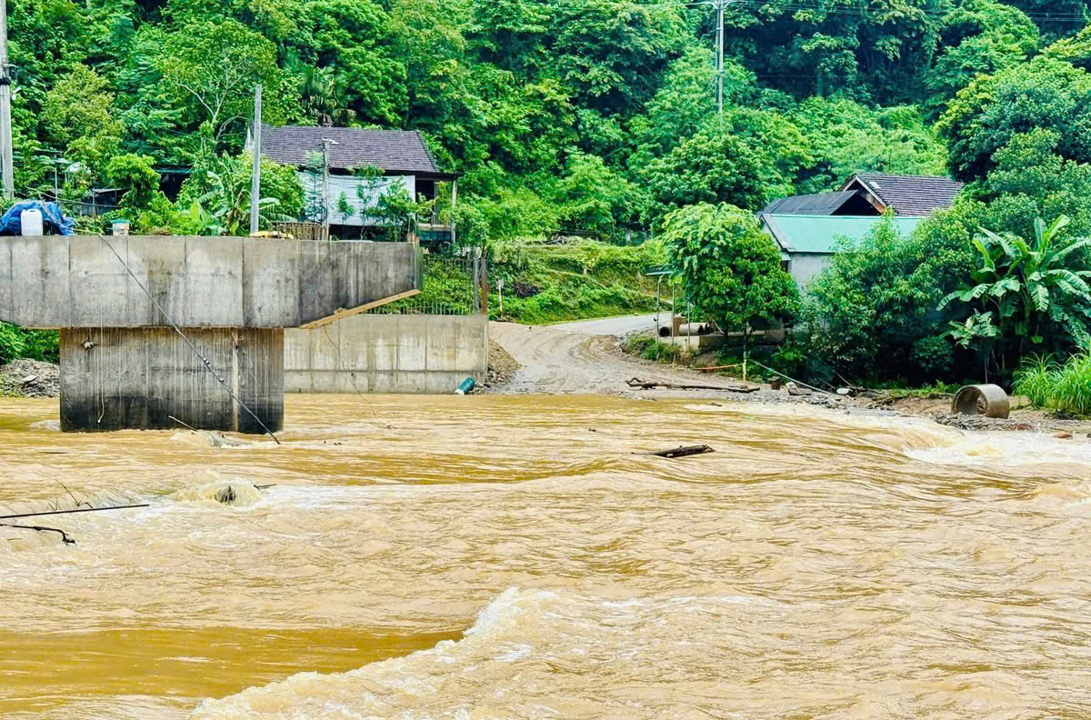 Căng dây đưa người dân vượt 3 cầu tràn ngập lũ đi cấp cứu trong đêm- Ảnh 3.