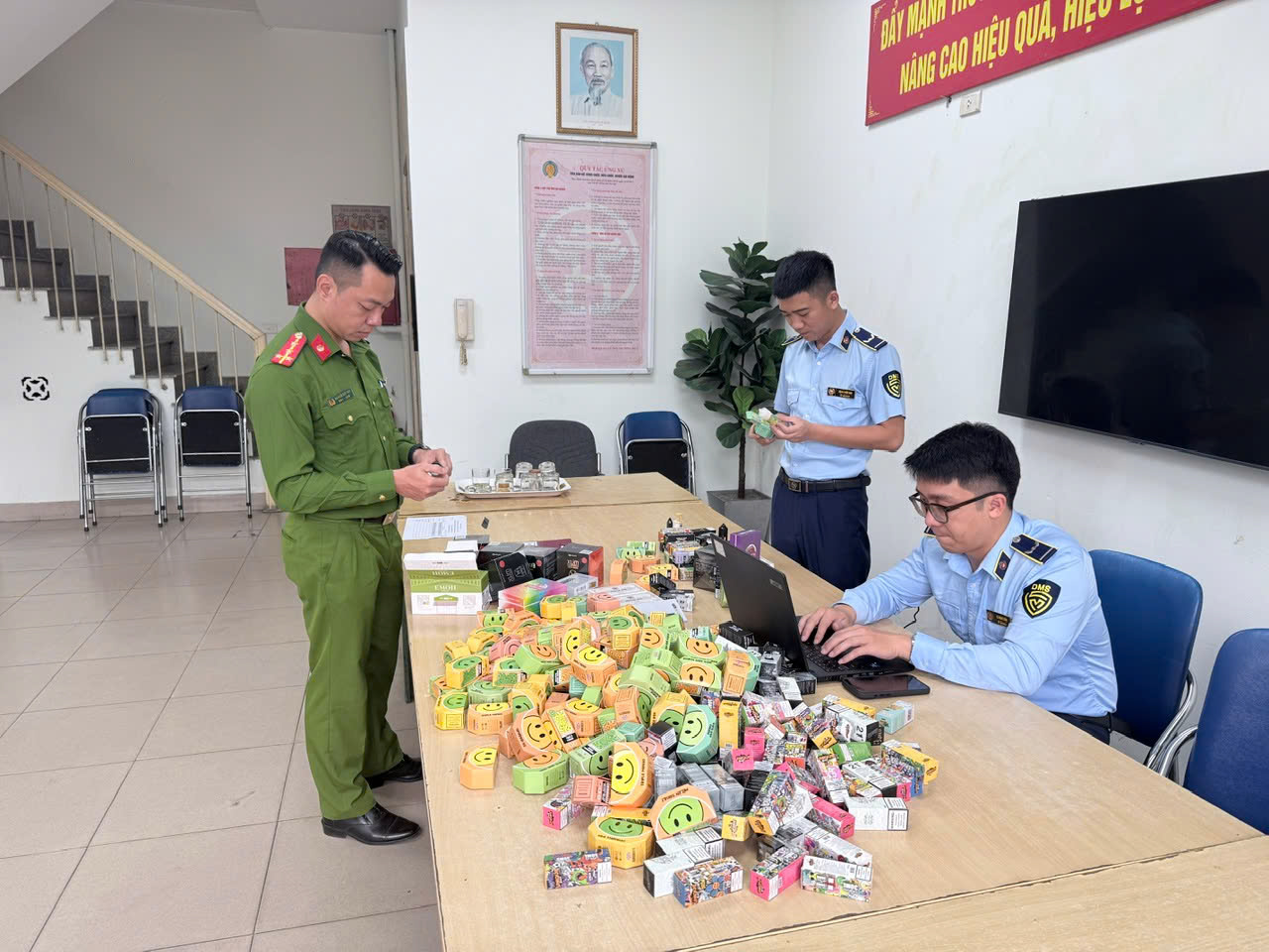 Quyết liệt chặn 'vòi bạch tuộc' thuốc lá điện tử, bảo vệ sức khỏe người dân- Ảnh 4.