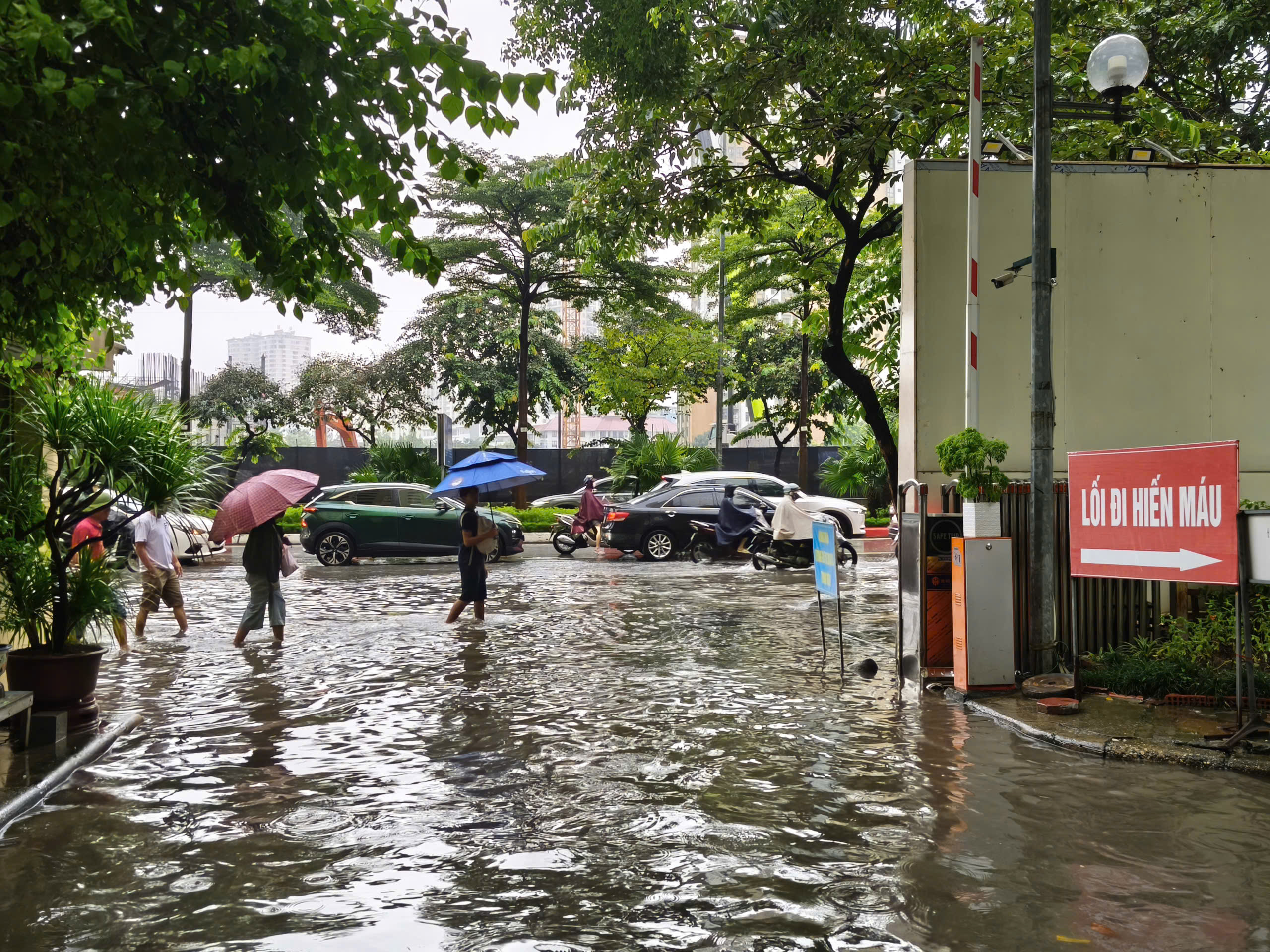 Cập nhật các tuyến đường ngập ở Hà Nội hôm nay 17/9 - Ảnh 37.