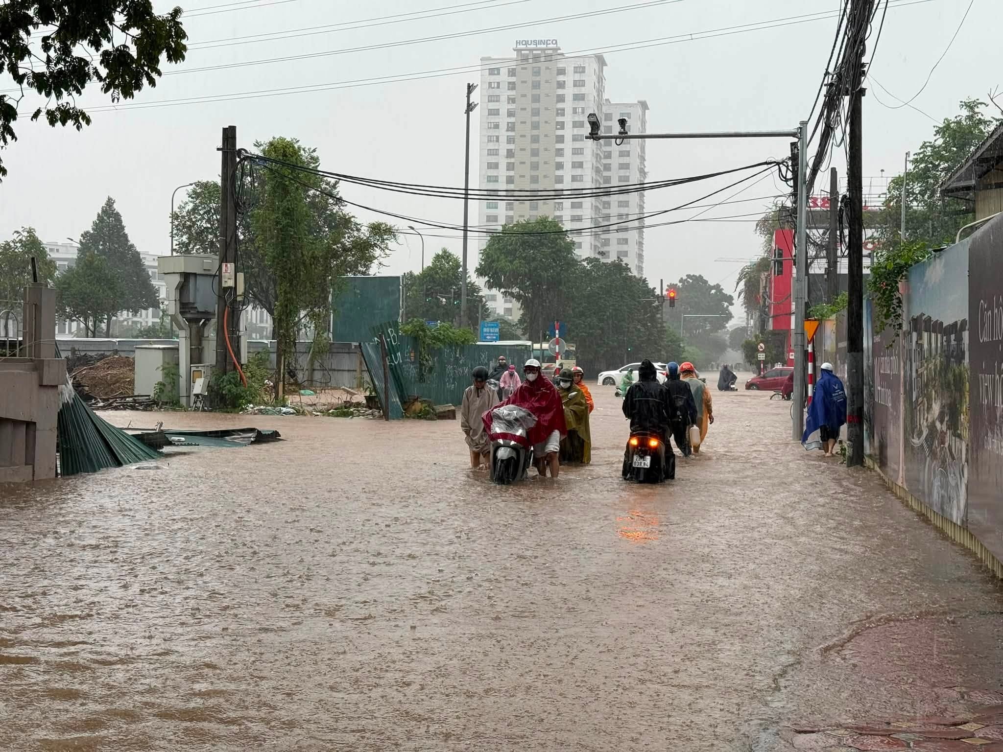 Cập nhật các tuyến đường ngập ở Hà Nội hôm nay 17/9 - Ảnh 38.