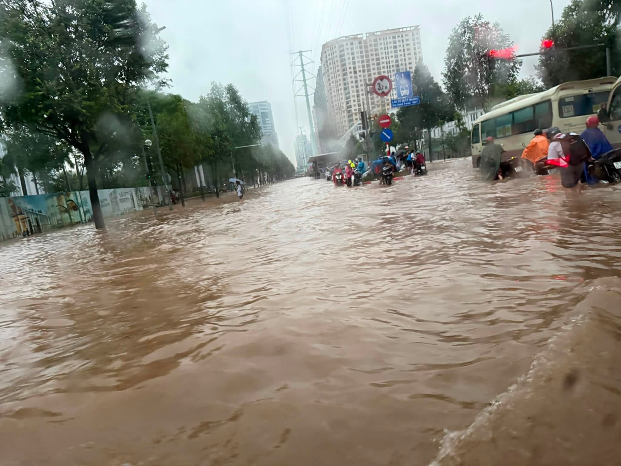 Cập nhật các tuyến đường ngập ở Hà Nội hôm nay 17/9 - Ảnh 39.