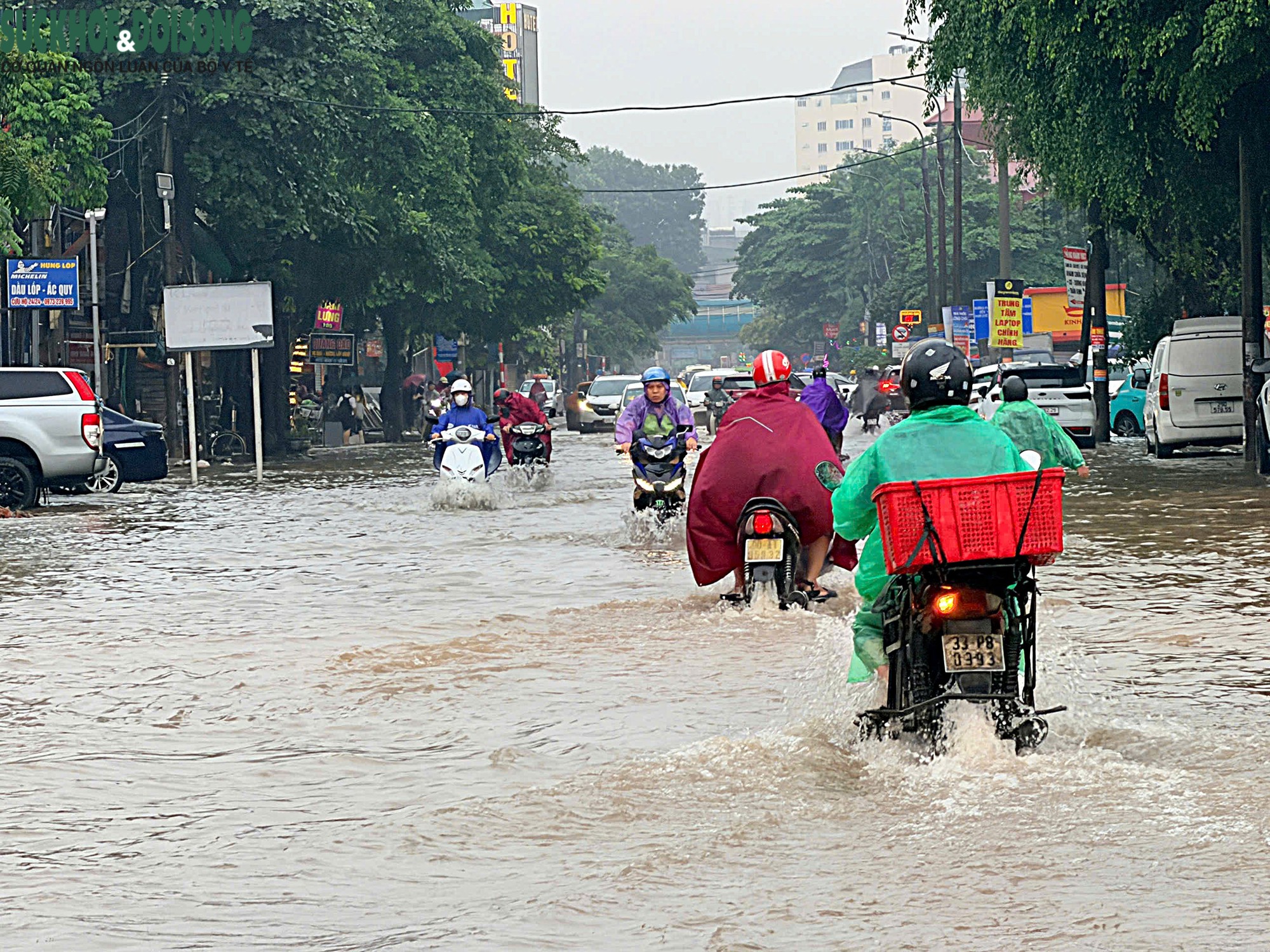 Mưa kéo dài, người dân Hà Nội 'bất lực' nhìn ô tô ngập nước - Ảnh 2.