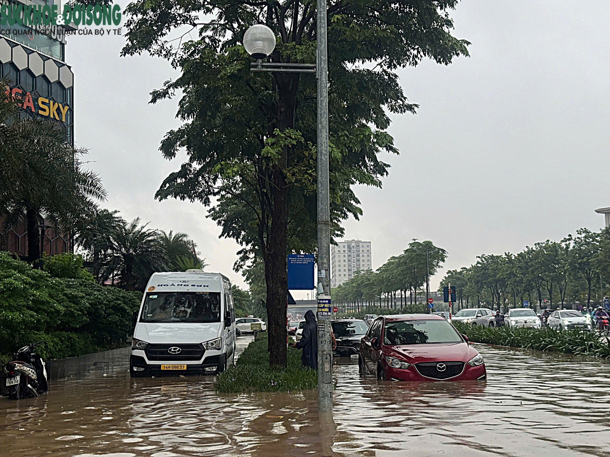 Mưa kéo dài, người dân Hà Nội 'bất lực' nhìn ô tô ngập nước - Ảnh 3.