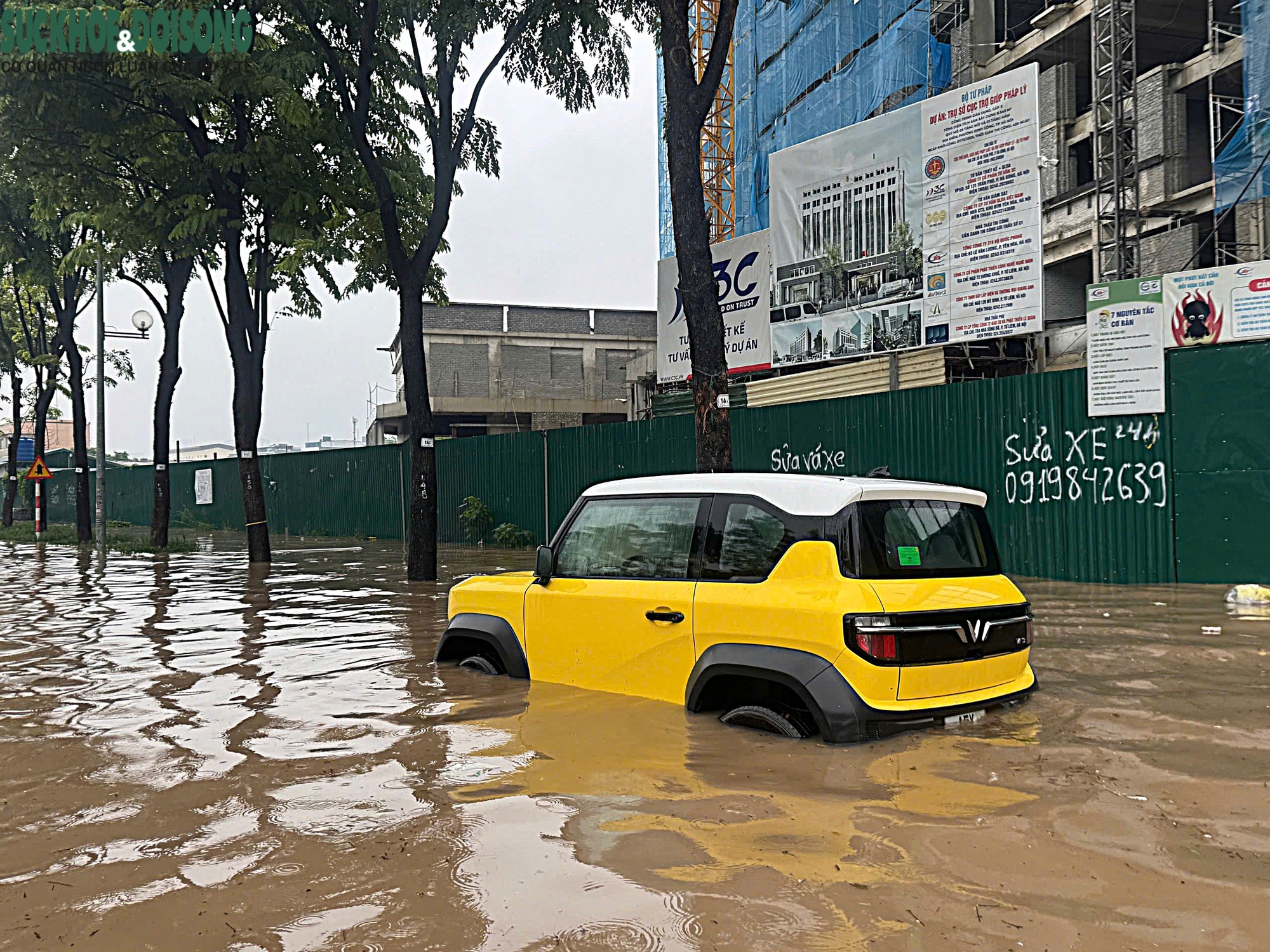 Mưa kéo dài, người dân Hà Nội 'bất lực' nhìn ô tô ngập nước - Ảnh 4.