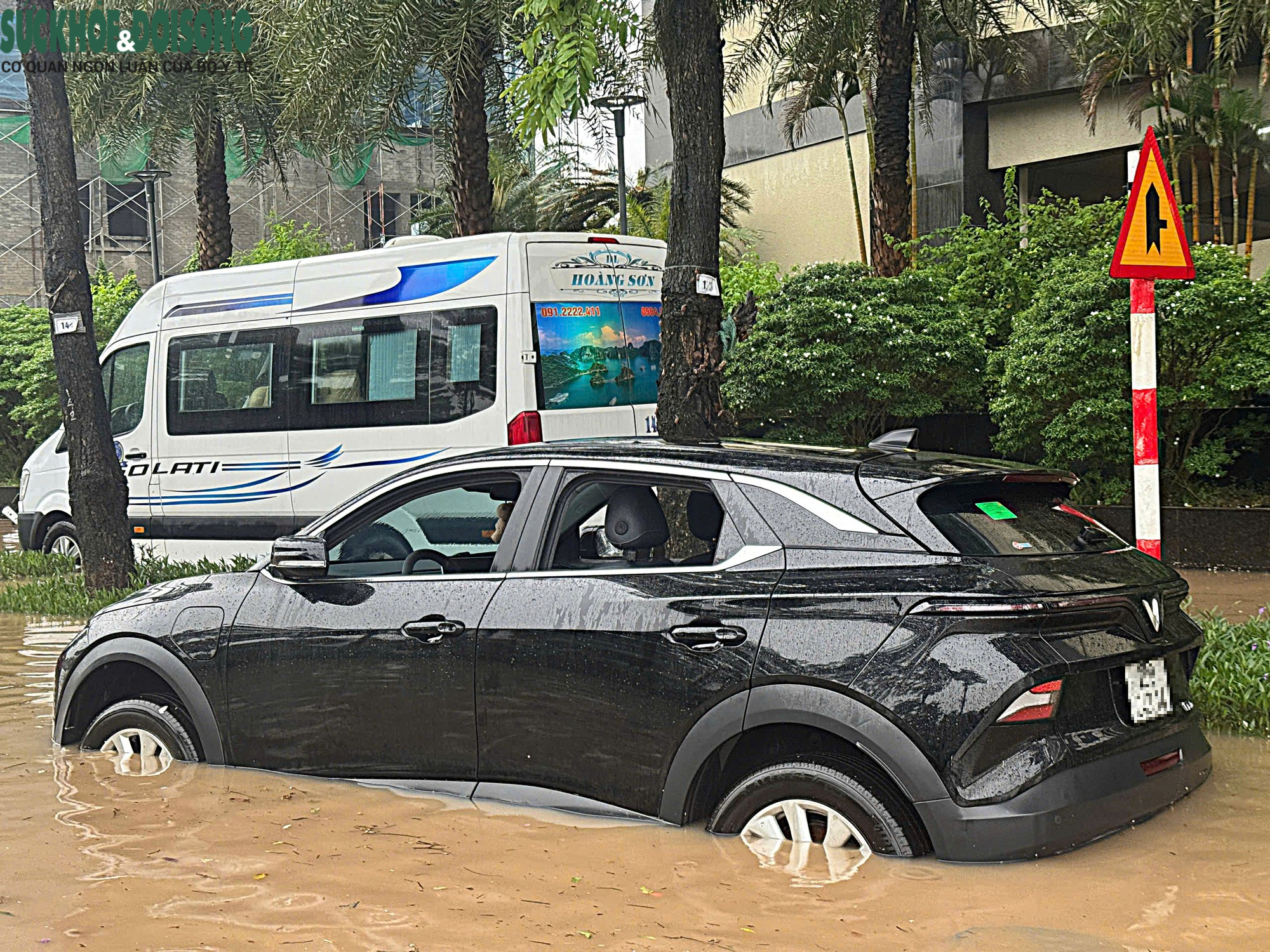 Mưa kéo dài, người dân Hà Nội 'bất lực' nhìn ô tô ngập nước - Ảnh 5.