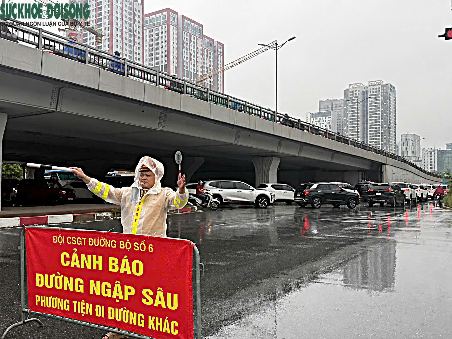 Mưa kéo dài, người dân Hà Nội 'bất lực' nhìn ô tô ngập nước - Ảnh 8.