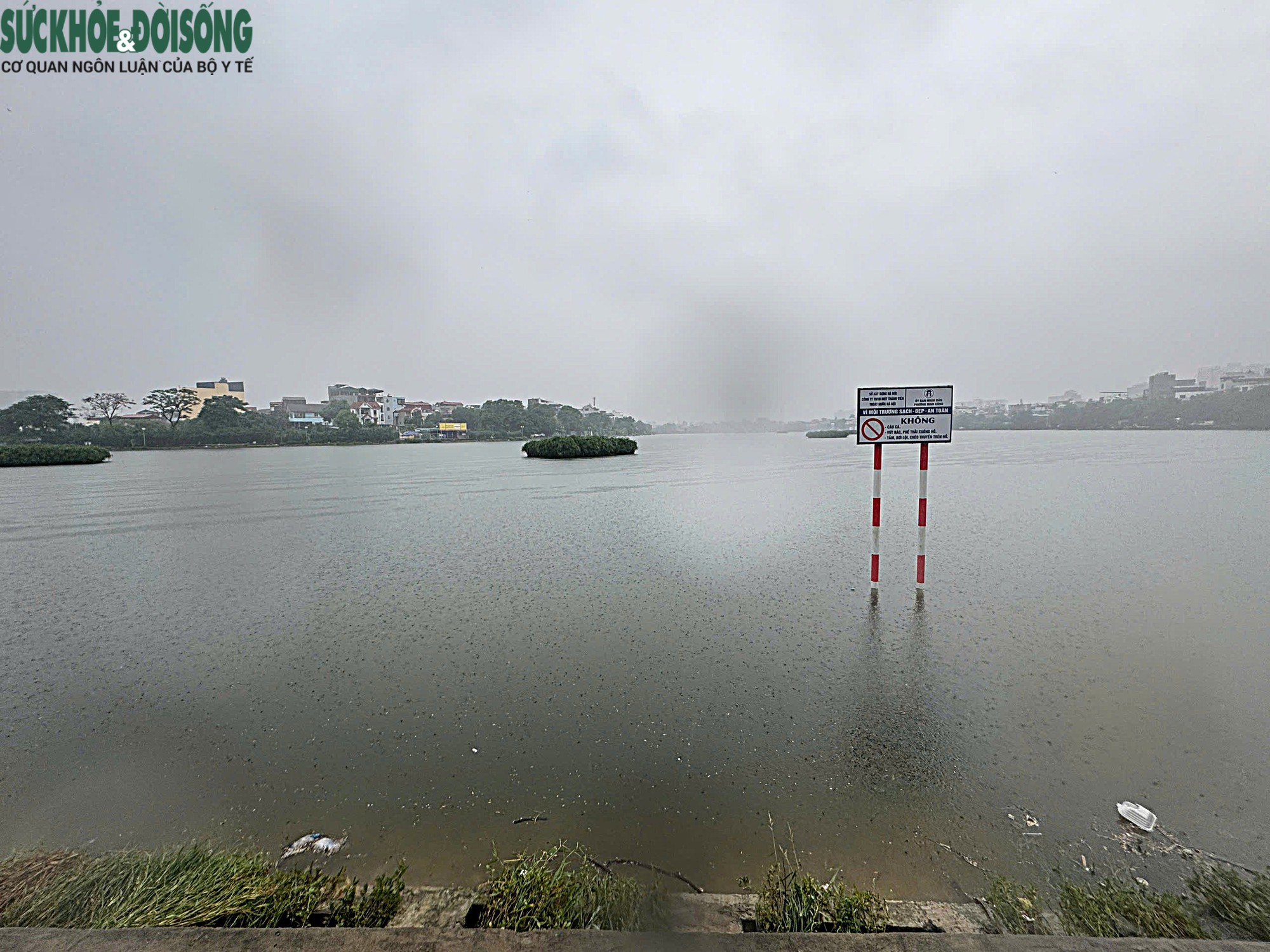 Mưa kéo dài, người dân Hà Nội 'bất lực' nhìn ô tô ngập nước - Ảnh 10.