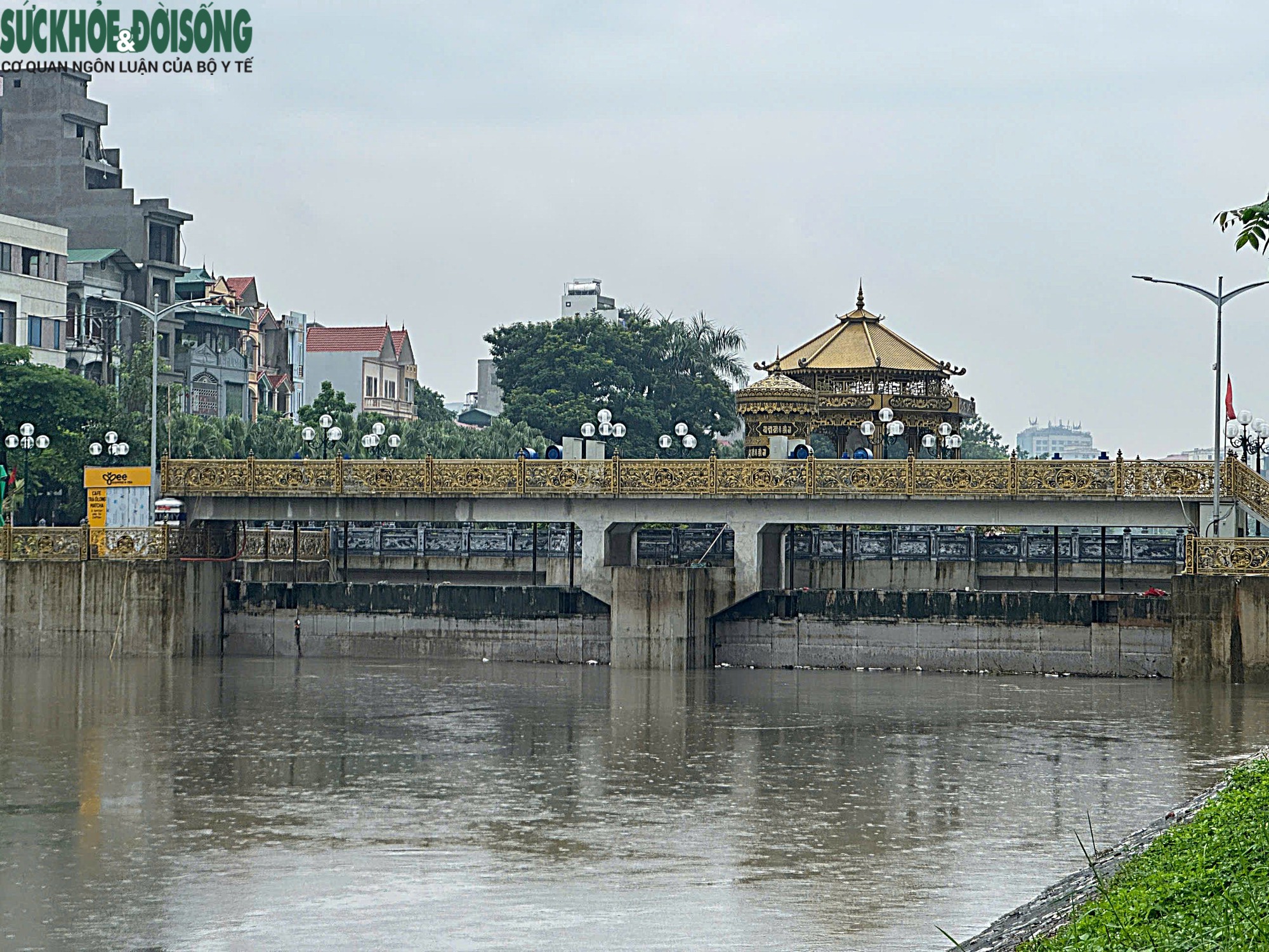 Mưa kéo dài, mực nước nhiều sông ở Hà Nội dâng cao - Ảnh 4.